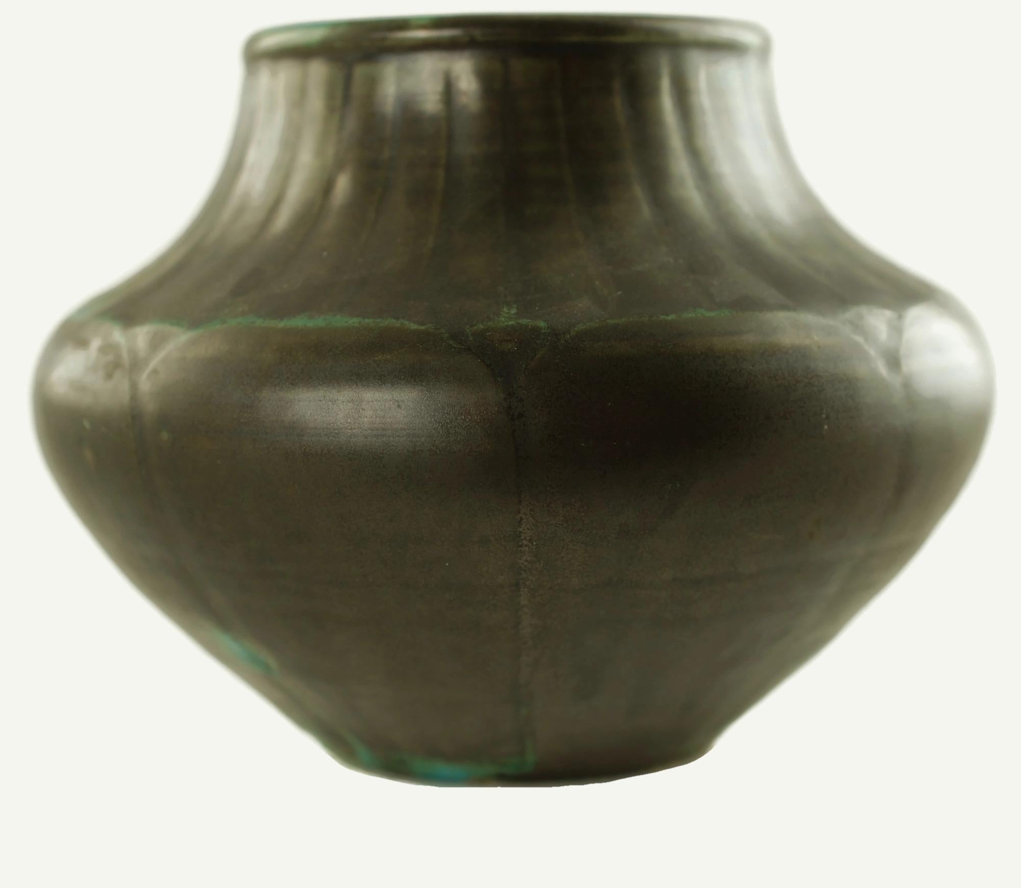 Milieu du XXe siècle Shearwater Carved Pottery Vase en vente