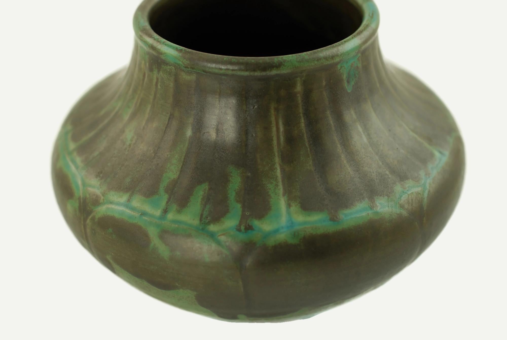 Shearwater Carved Pottery Vase en vente 1