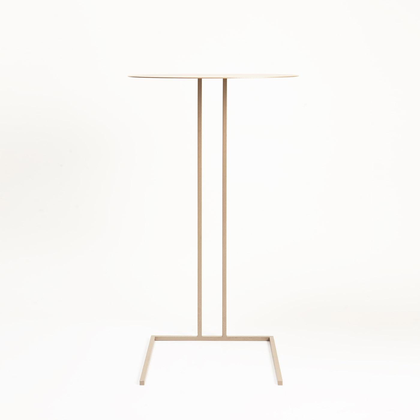 Distinguished by its functional character, this side table features clean and elegant lines of simple and timeless allure. Handmade of champagne gold-lacquered iron, enhanced with a subtle metallic finish, it will make for an ideal complement to a
