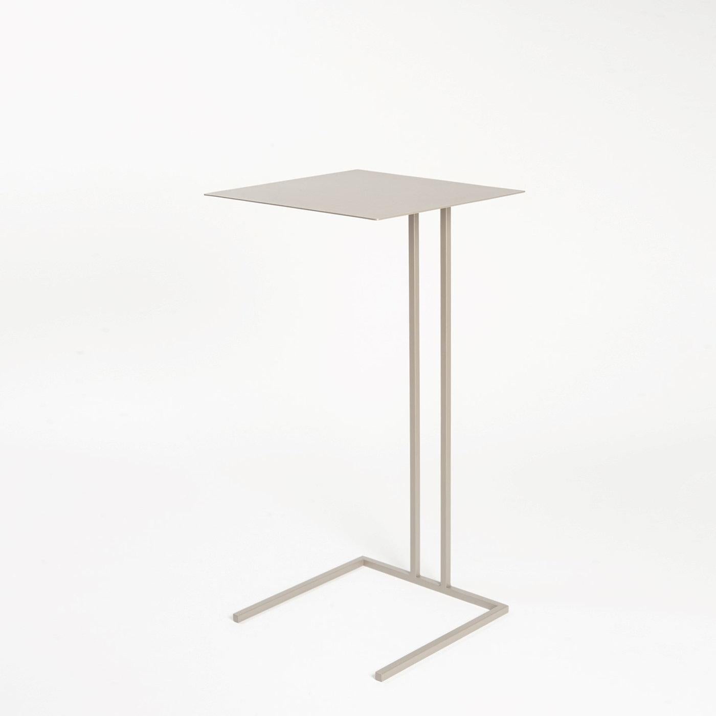 Exercice de minimalisme gracieux, cette table d'appoint tire son nom de l'