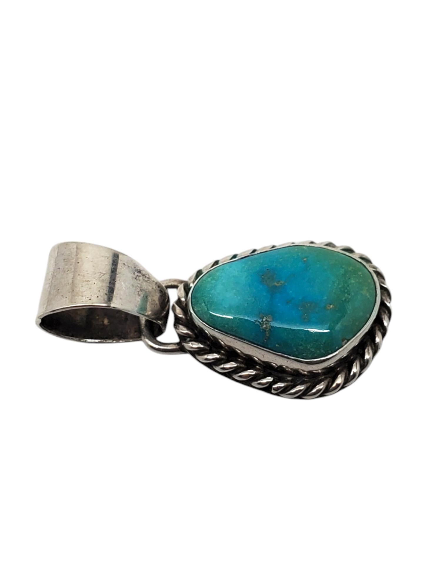 Sheena Jack Sterling Silver Turquoise Pendant -

This vintage pendant by Sheena Jack features a lovely turquoise gemstone (19.62 mm x 12.99 mm) surrounded by a rope design set in sterling silver.

Size: 39.65 mm x 18.08 mm

Stamped: STERLING S