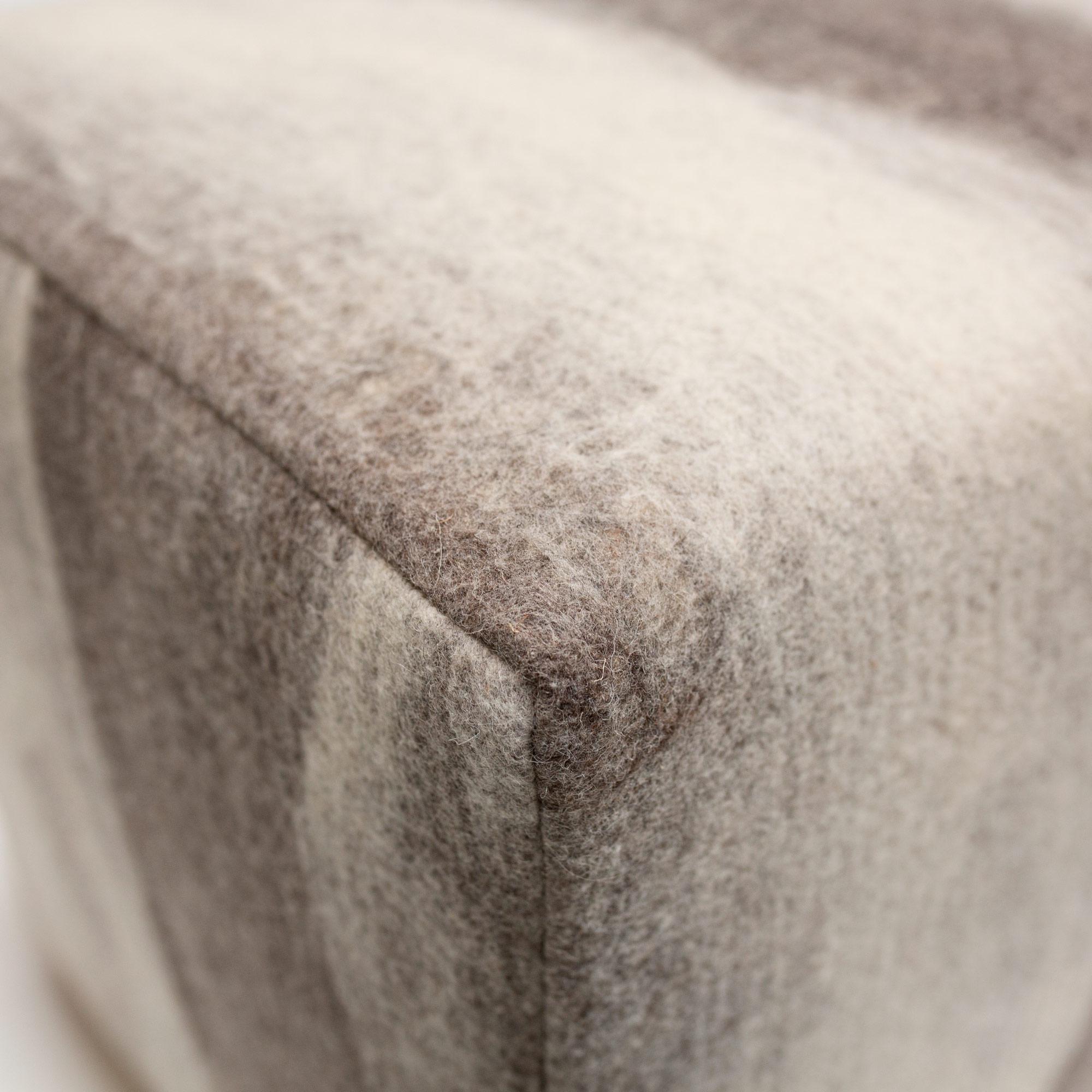 Tissu en laine feutrée fabriqué dans notre atelier, chaque exemplaire est une pièce unique de notre laine feutrée picturale sur un ottoman finement rembourré avec des pieds en bois.

L'ottoman est fabriqué à Portland, dans l'Oregon, aux