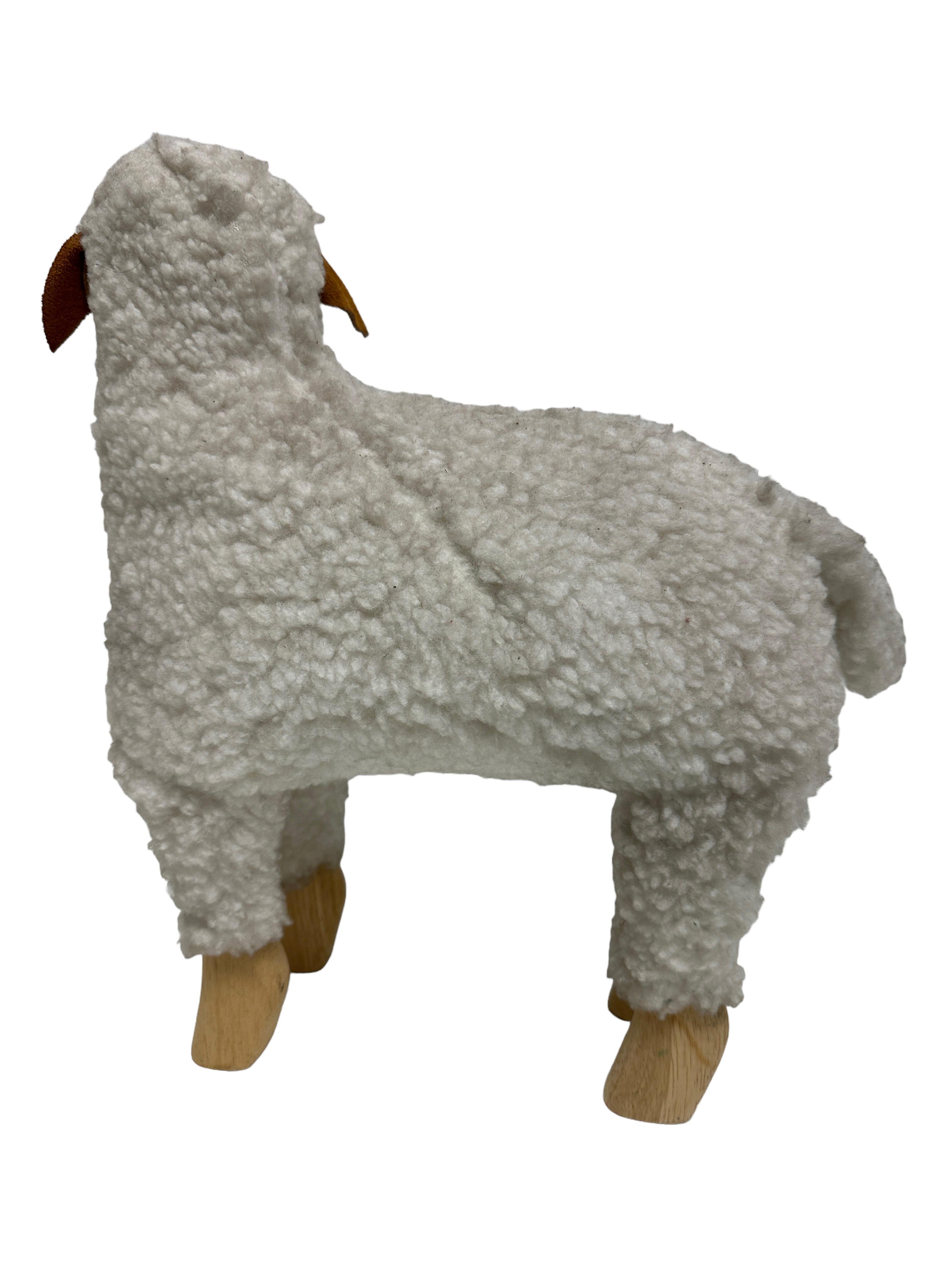 Klassische frühe 1980er Jahre schöne und charaktervolle Sheep Lamb von Hanns-Peter Krafft entworfen im Jahr 1982 und sind heute so beliebt wie sie damals waren. Die fast vollständig von Hand gefertigten Schafe werden wie ein Möbelstück gebaut und