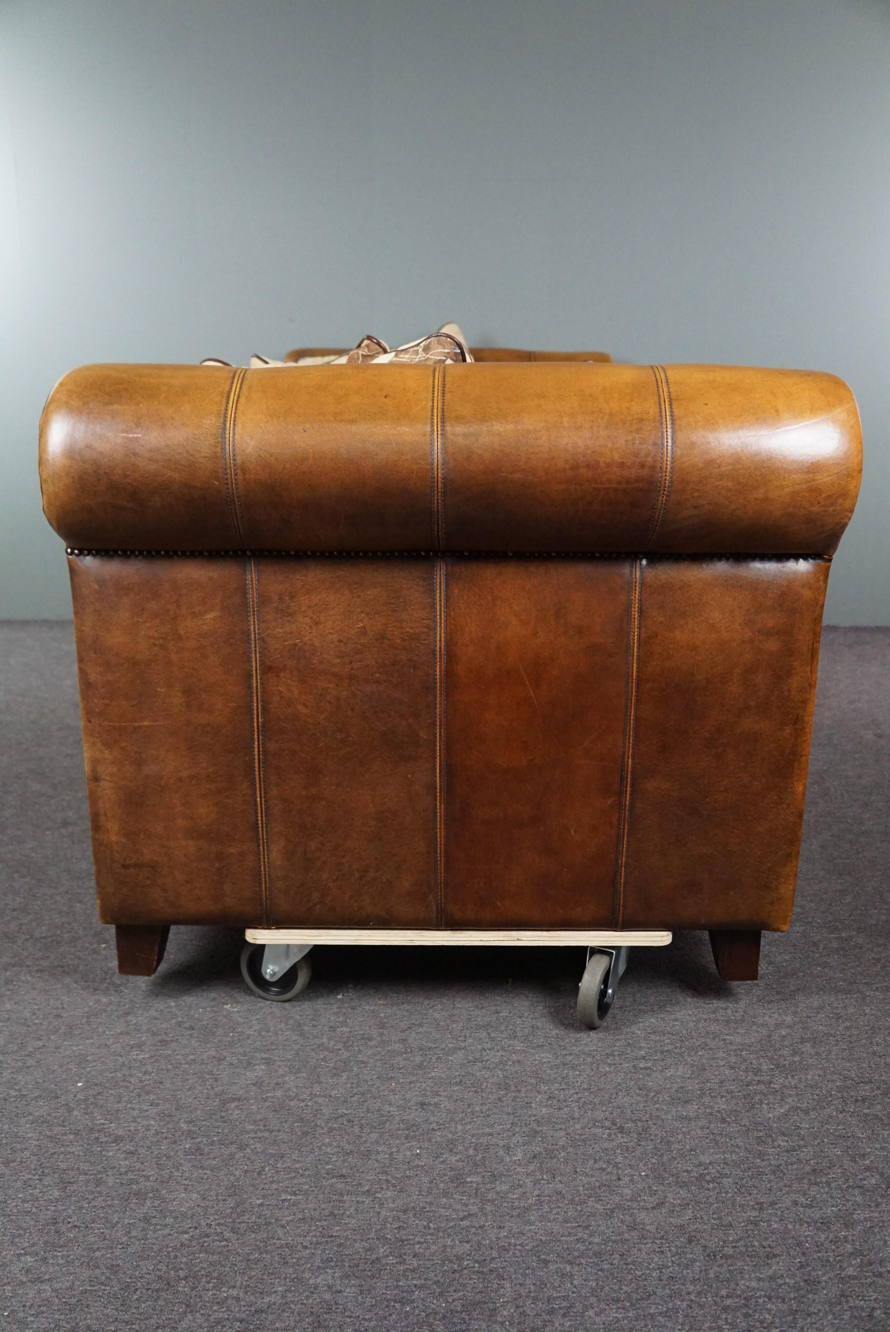 3-Sitzer-Sofa aus Schafsleder mit Stoffkissen und Pferdemotiv (Ende des 20. Jahrhunderts) im Angebot