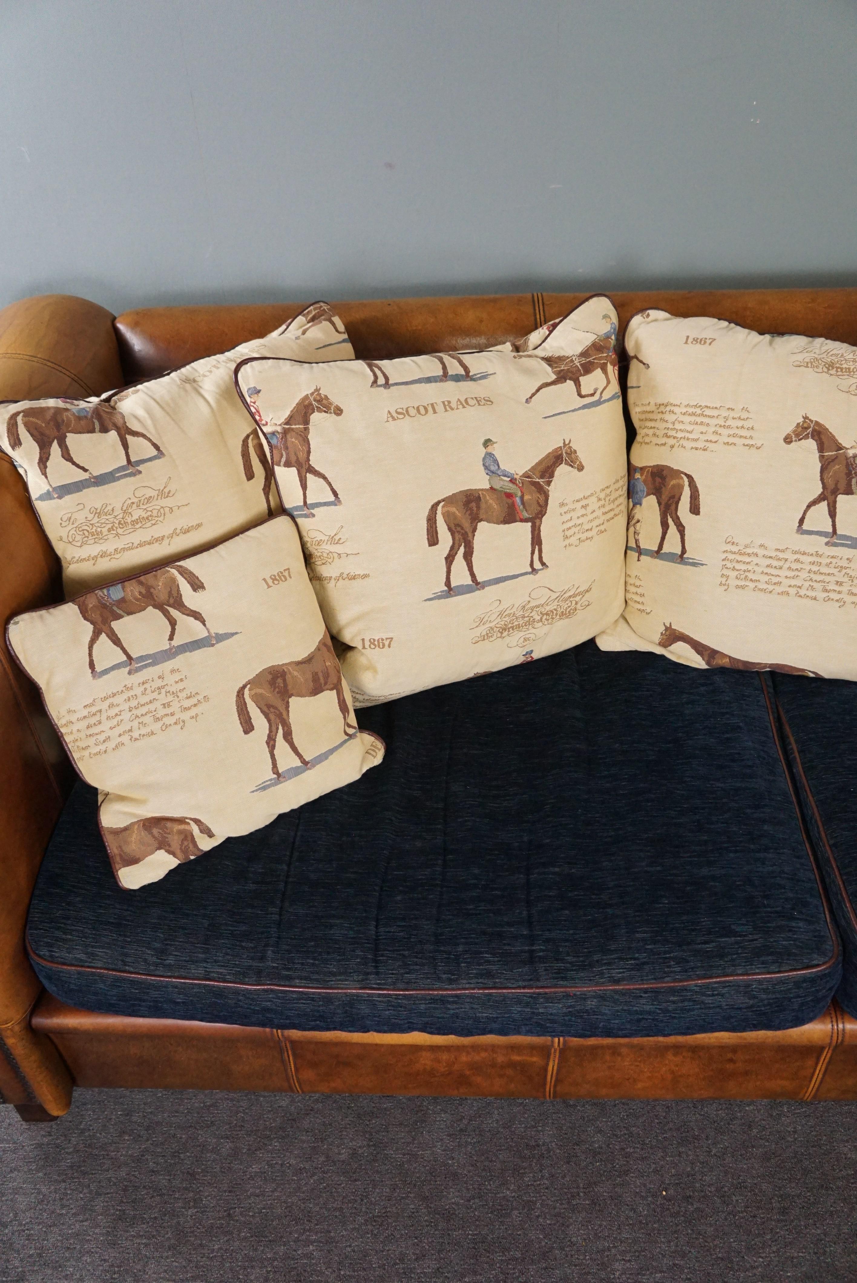 Sheep leather 3-seater sofa with fabric cushions featuring a horse motif In Good Condition For Sale In Harderwijk, NL