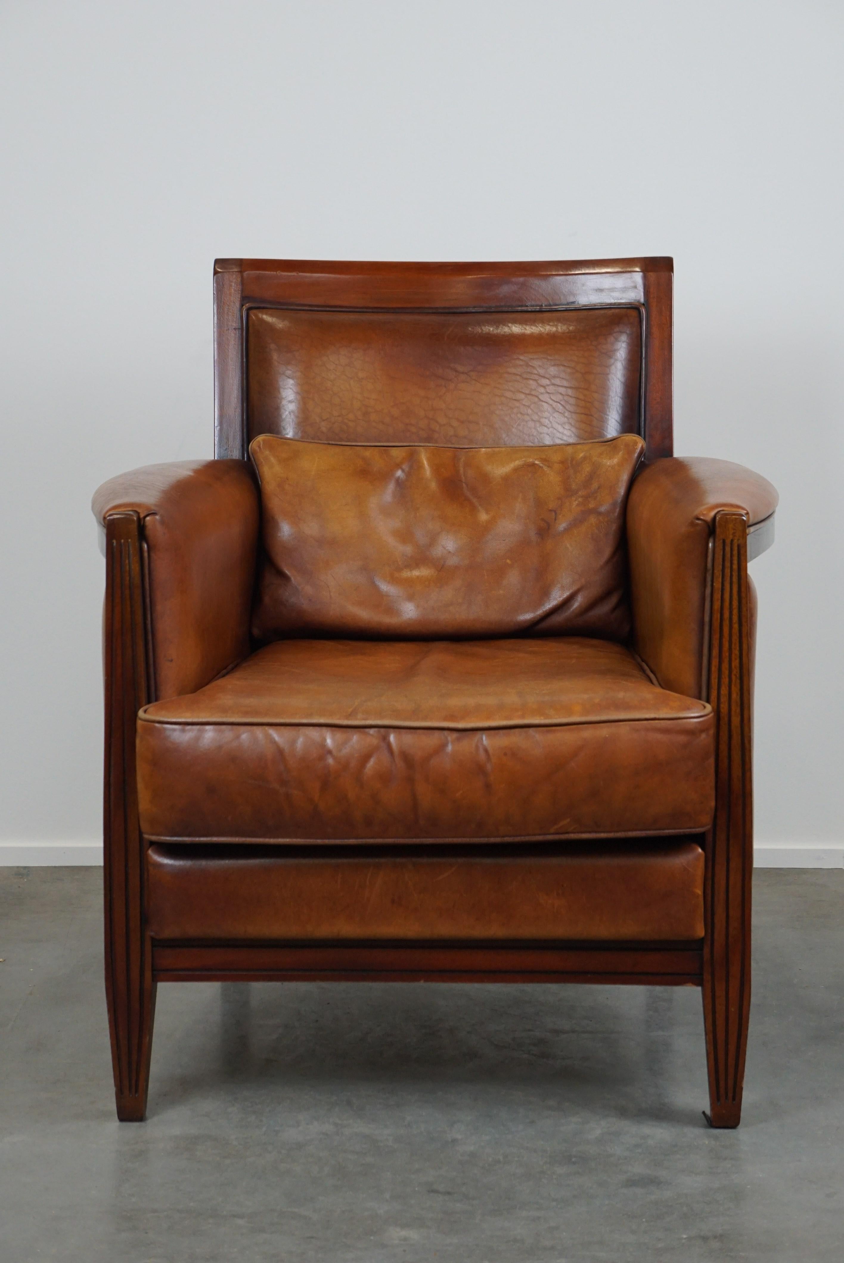 This fine armchair has a luxurious look and sits wonderfully. Apart from a few minimal signs of use, it is in good condition and of course, it is immediately usable. It comes with a loose seat cushion and a small cushion in the back.

Please