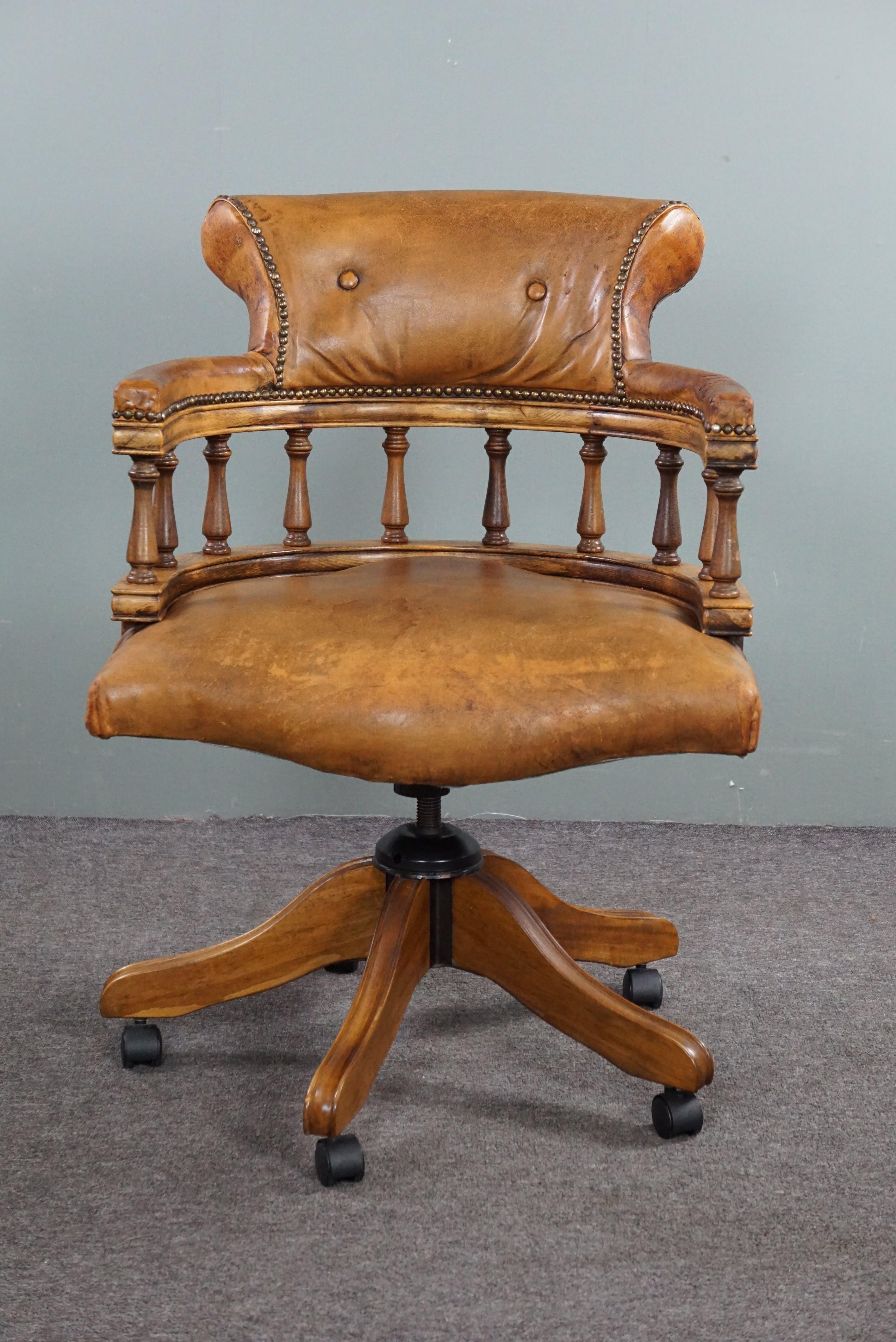 Dieser elegante Kapitänssessel ist sowohl höhenverstellbar als auch kippbar.

Dieser schöne Captains Chair ist mit seinen Ziernägeln und dem warmen Holz ein echter Blickfang auf Ihrem Schreibtisch. Dieser Bürostuhl im englischen Chesterfield-Stil
