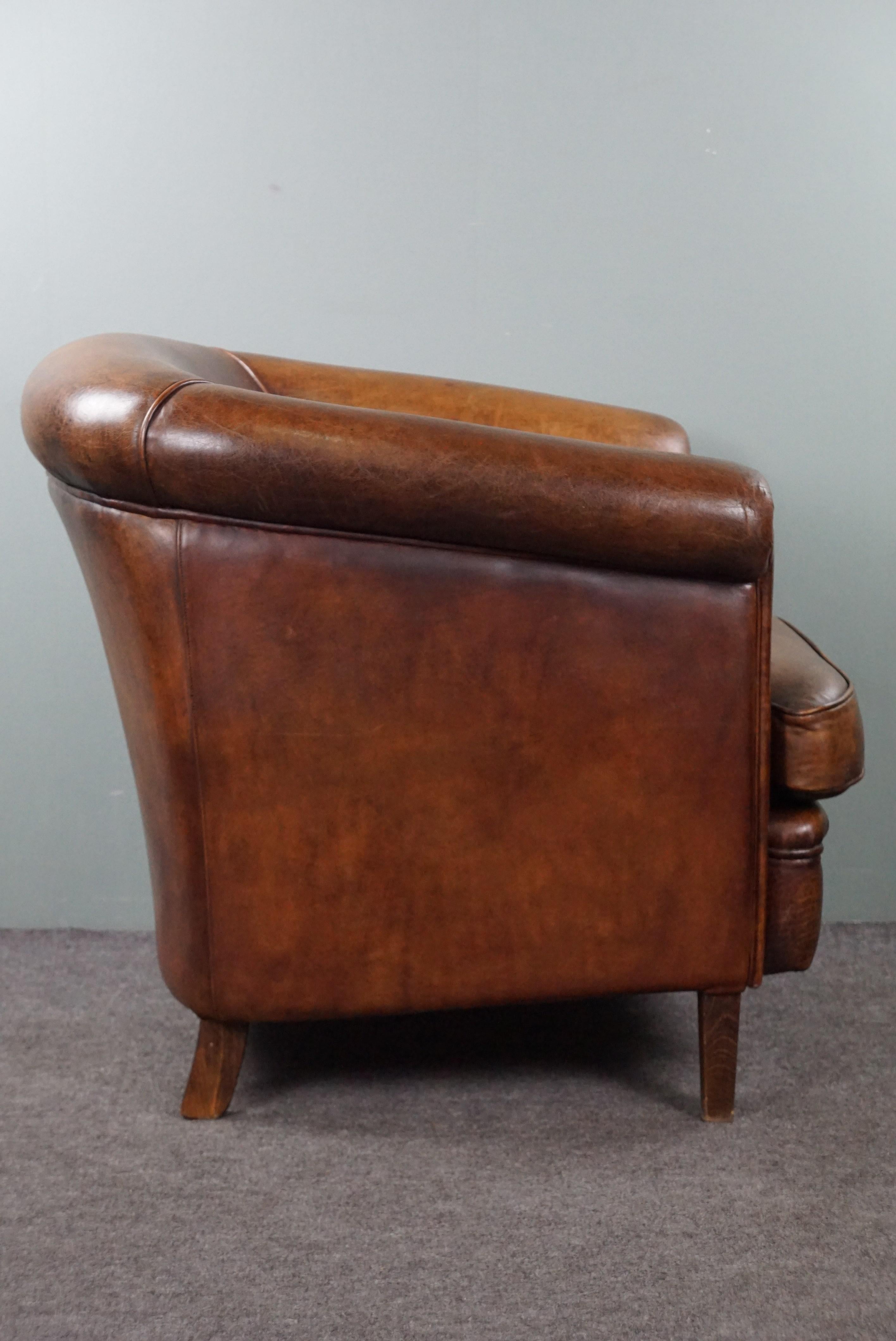 Sheep leather club armchair with a beautiful patina and a tone-on-tone piping In Good Condition For Sale In Harderwijk, NL