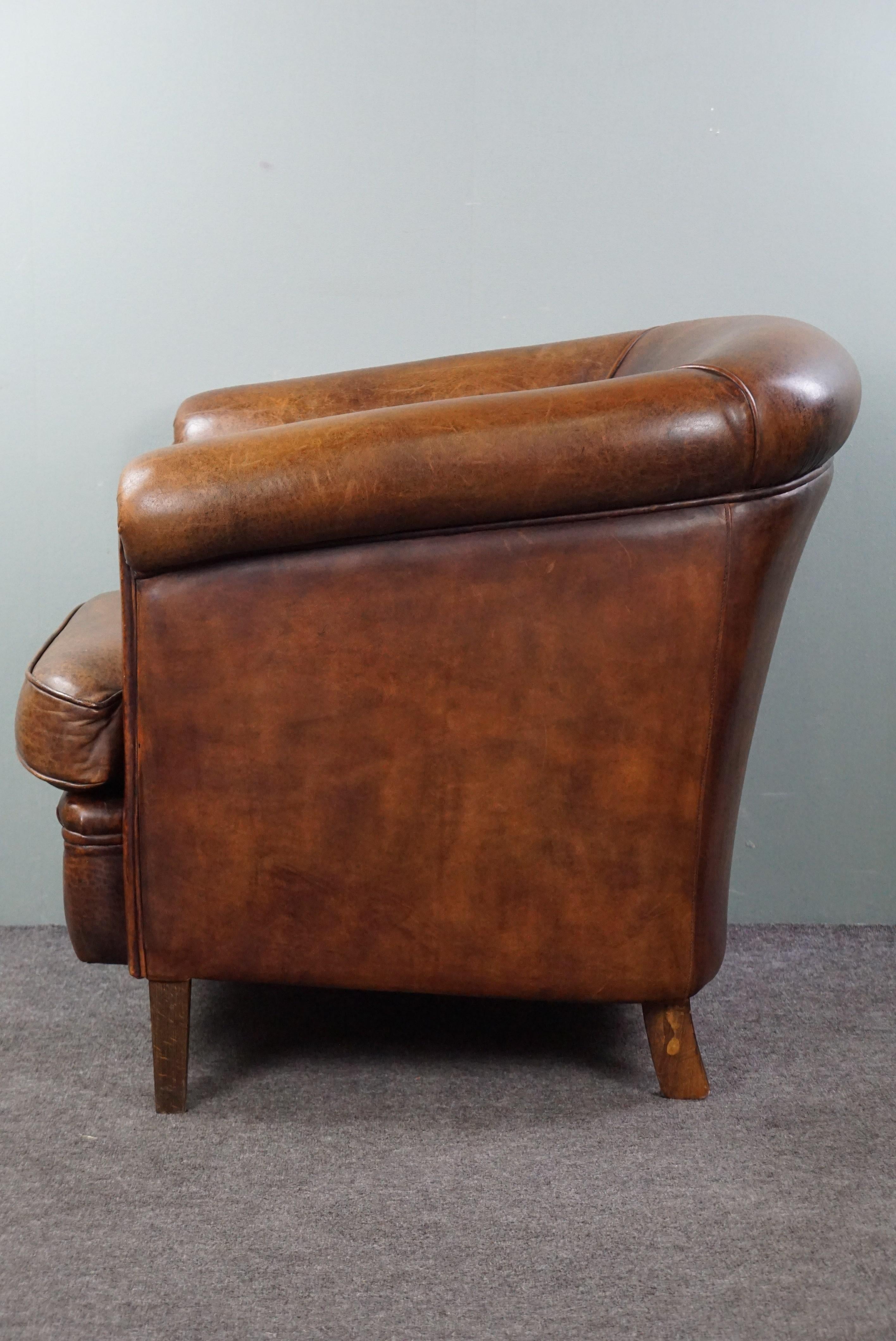Leather Sheep leather club armchair with a beautiful patina and a tone-on-tone piping For Sale