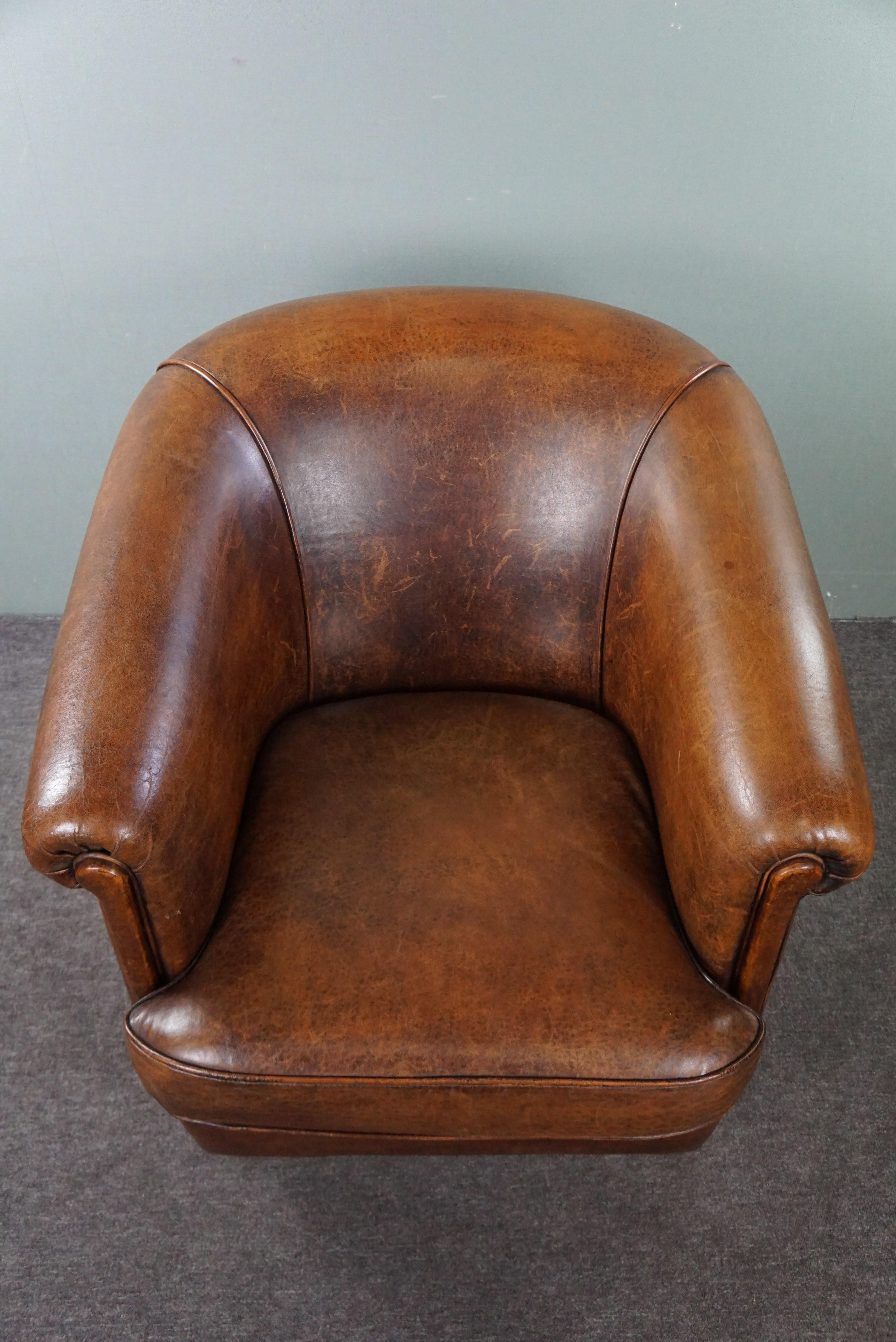 Sheep leather club armchair with a beautiful patina and a tone-on-tone piping For Sale 1