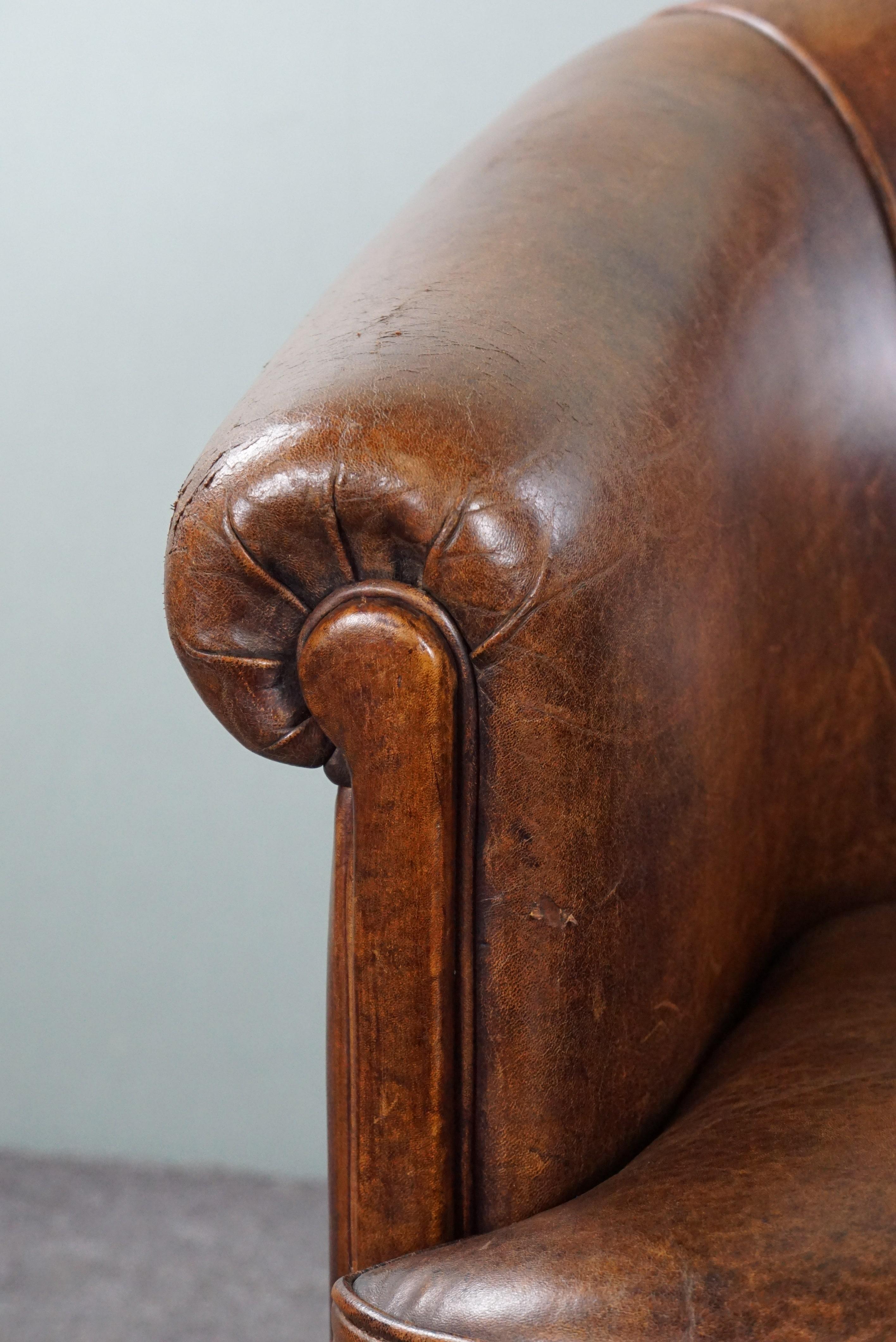 Sheep leather club armchair with a beautiful patina and a tone-on-tone piping For Sale 3