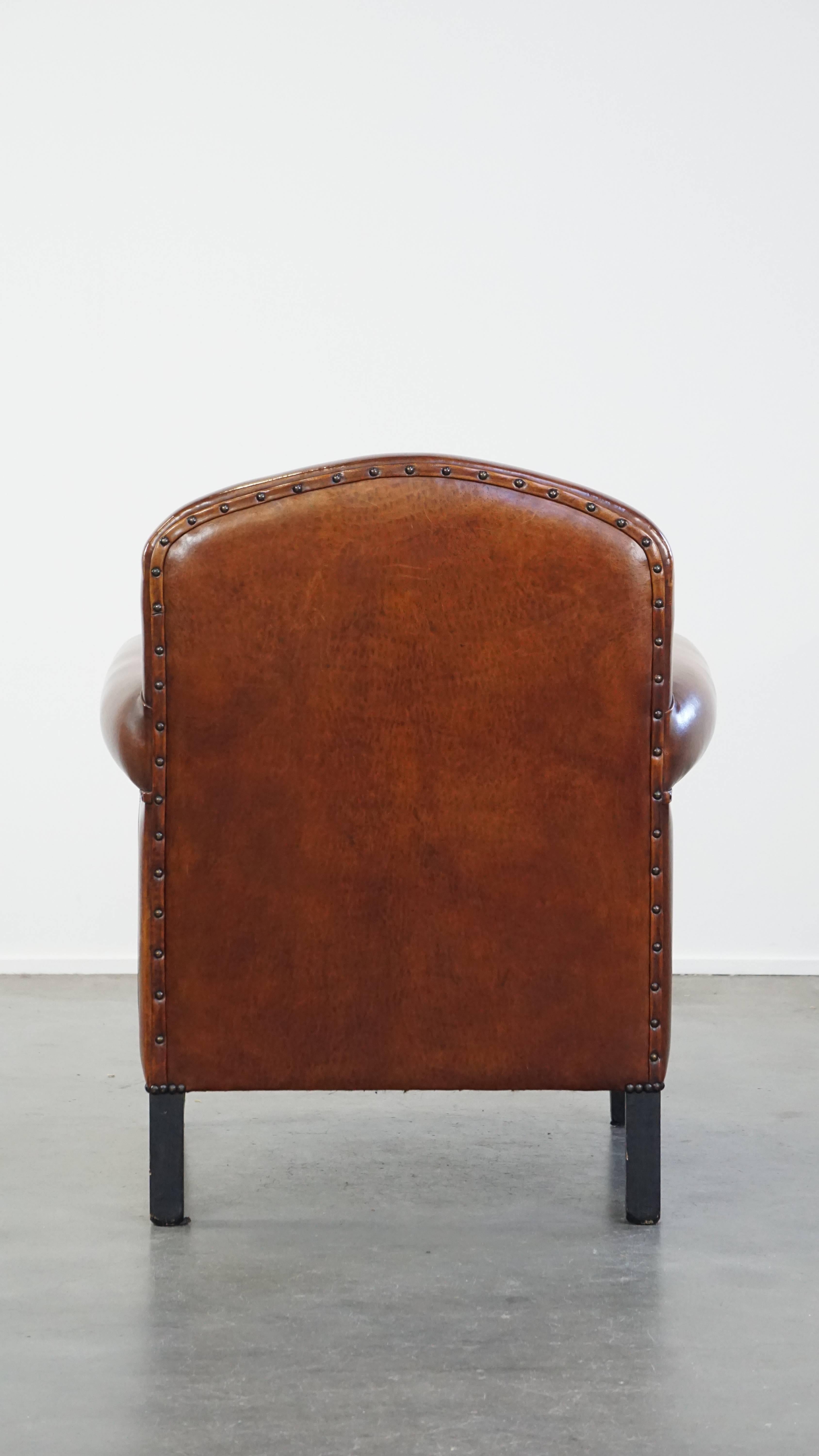 Sheep leather design armchair finished with decorative nails and black piping In Good Condition For Sale In Harderwijk, NL
