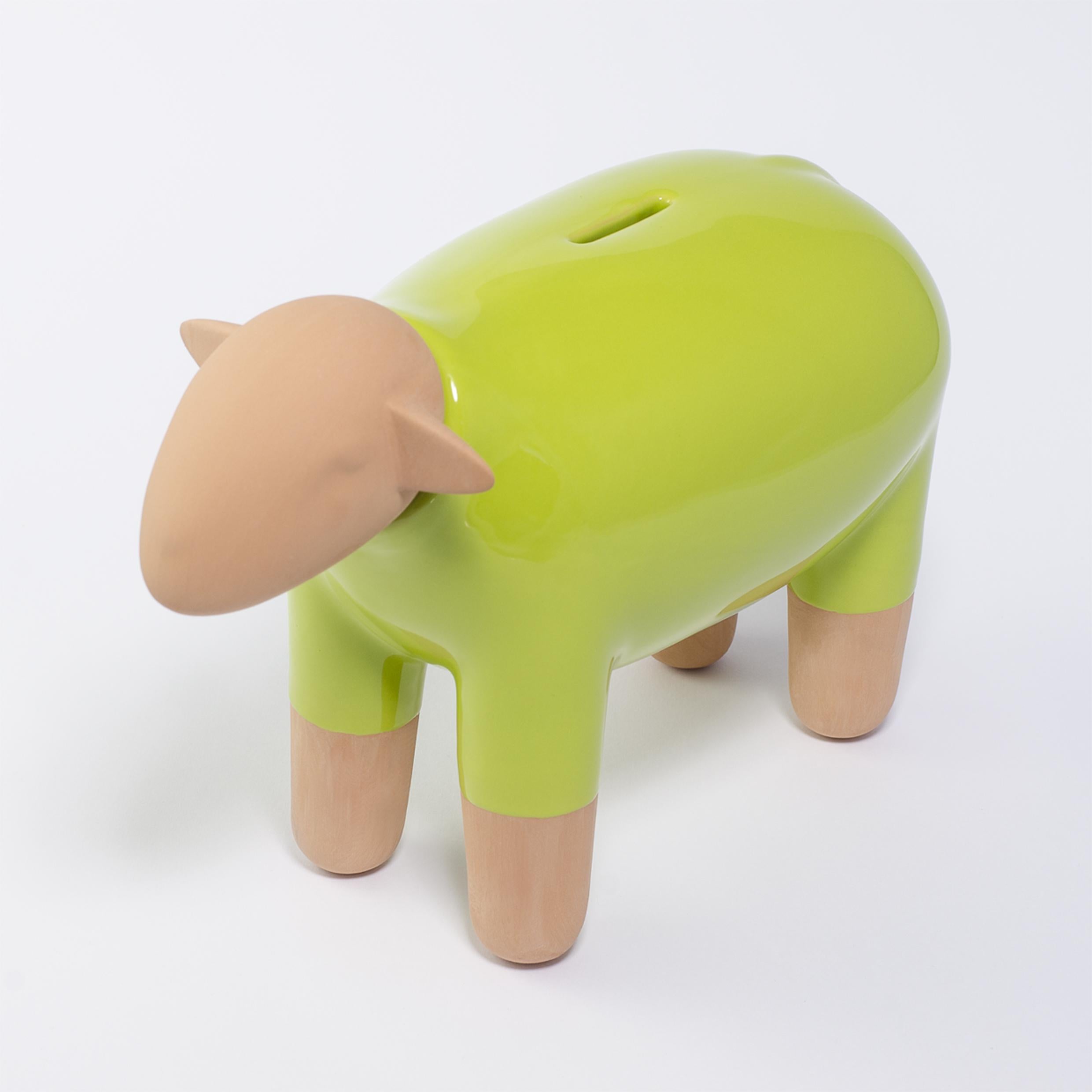 Estas espléndidas creaciones de cerámica nacen del laboratorio artístico de Mosche Bianche. 

La hucha, un medio que siempre se ha utilizado para recordar la importancia del ahorro, adquiere un papel lúdico y artístico con la forma de una oveja,
