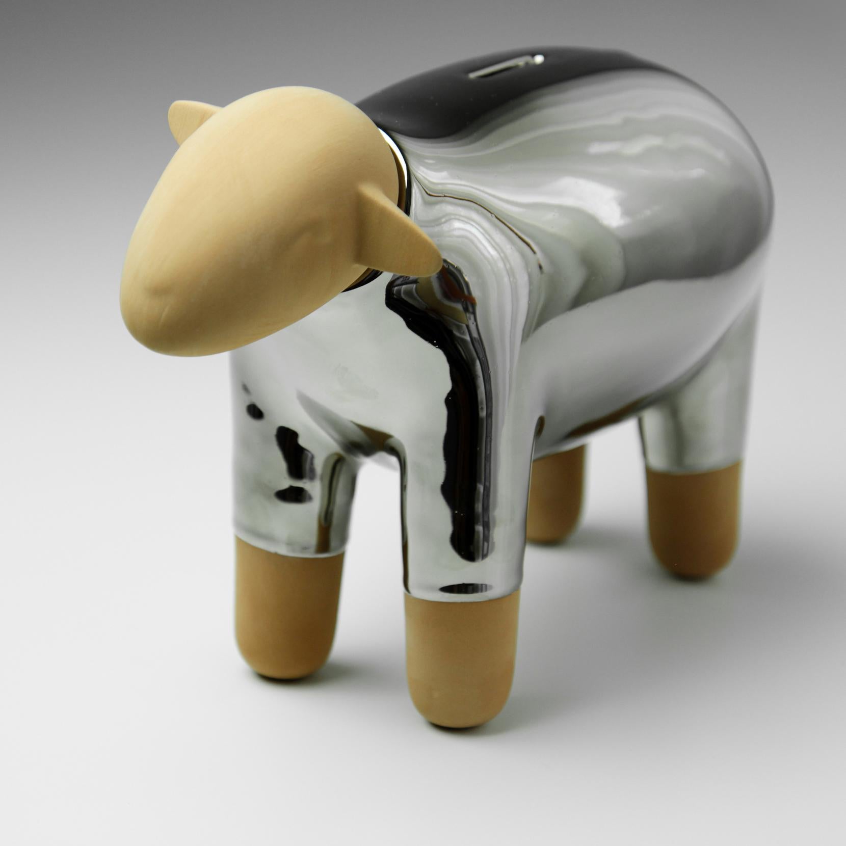 These splendid ceramic creations are born from the artistic laboratory of Mosche Bianche. 

The piggy bank, a means that has always been used to remind us of the importance of saving, takes on a playful and artistic role with the shape of a sheep,