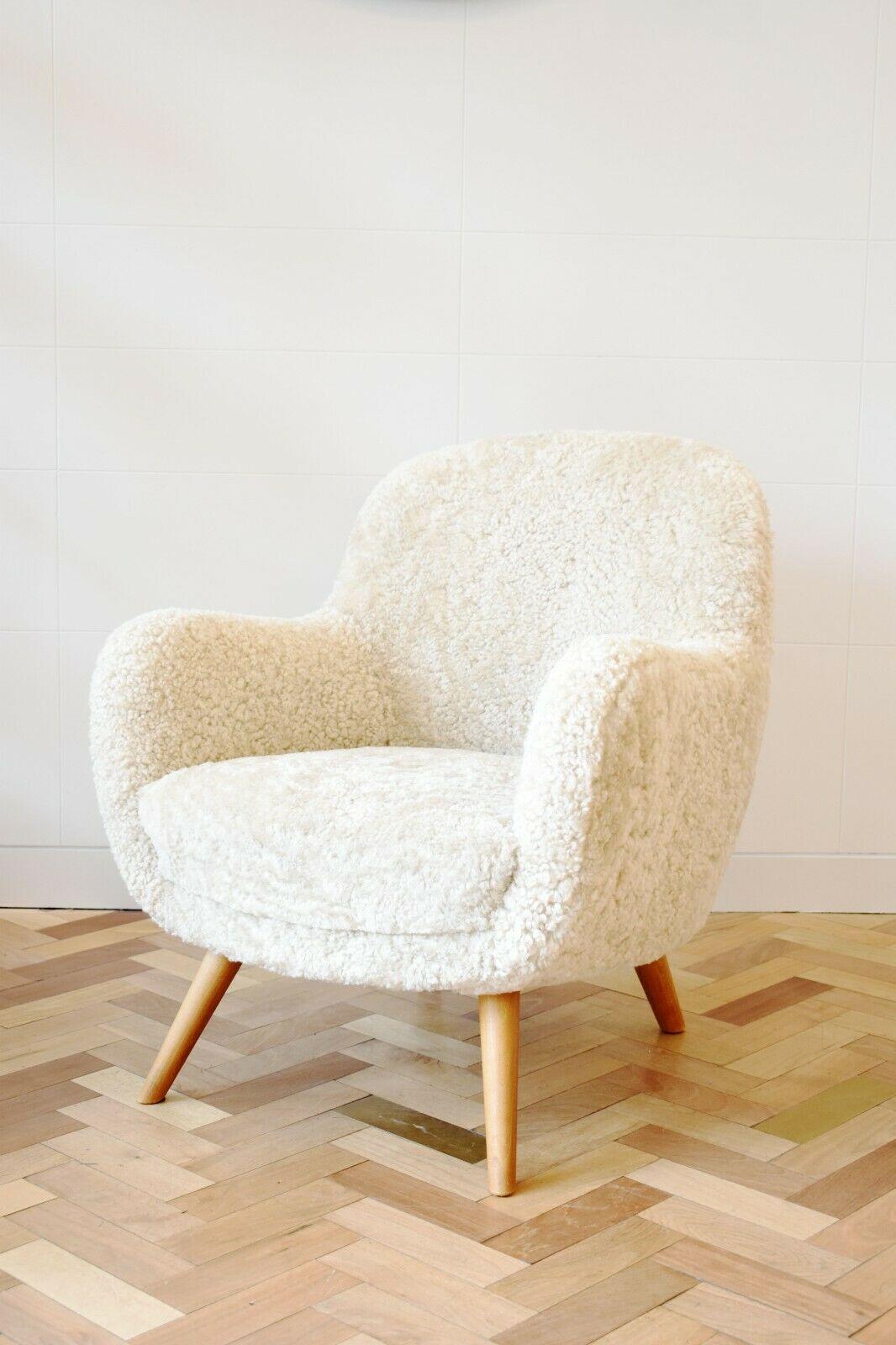 Ce magnifique fauteuil contemporain est fabriqué à la main exclusivement pour Antique Modern Mix au Royaume-Uni, à l'aide de méthodes traditionnelles et de peaux de mouton provenant de Scandinavie. 

Le cadre est en bois dur, percé et chevillé. La