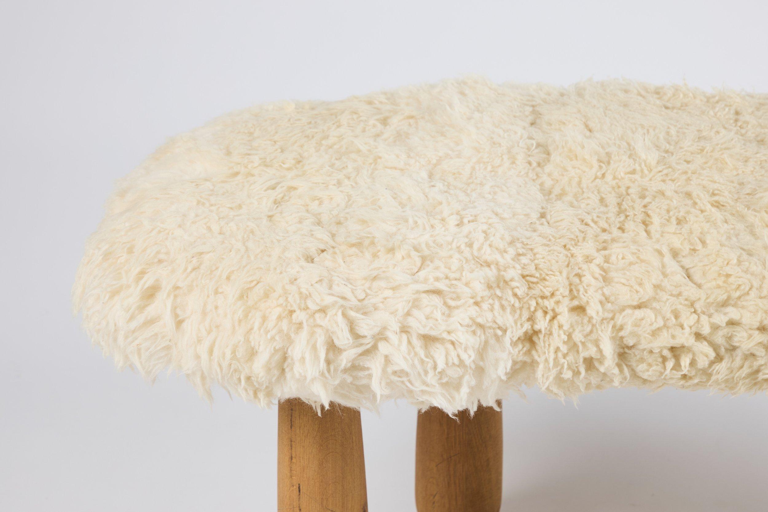  Panca imbottita in pelle di pecora con gambe in Oak Oak francese. Un lato perfetto per un pianoforte. Misure 48 