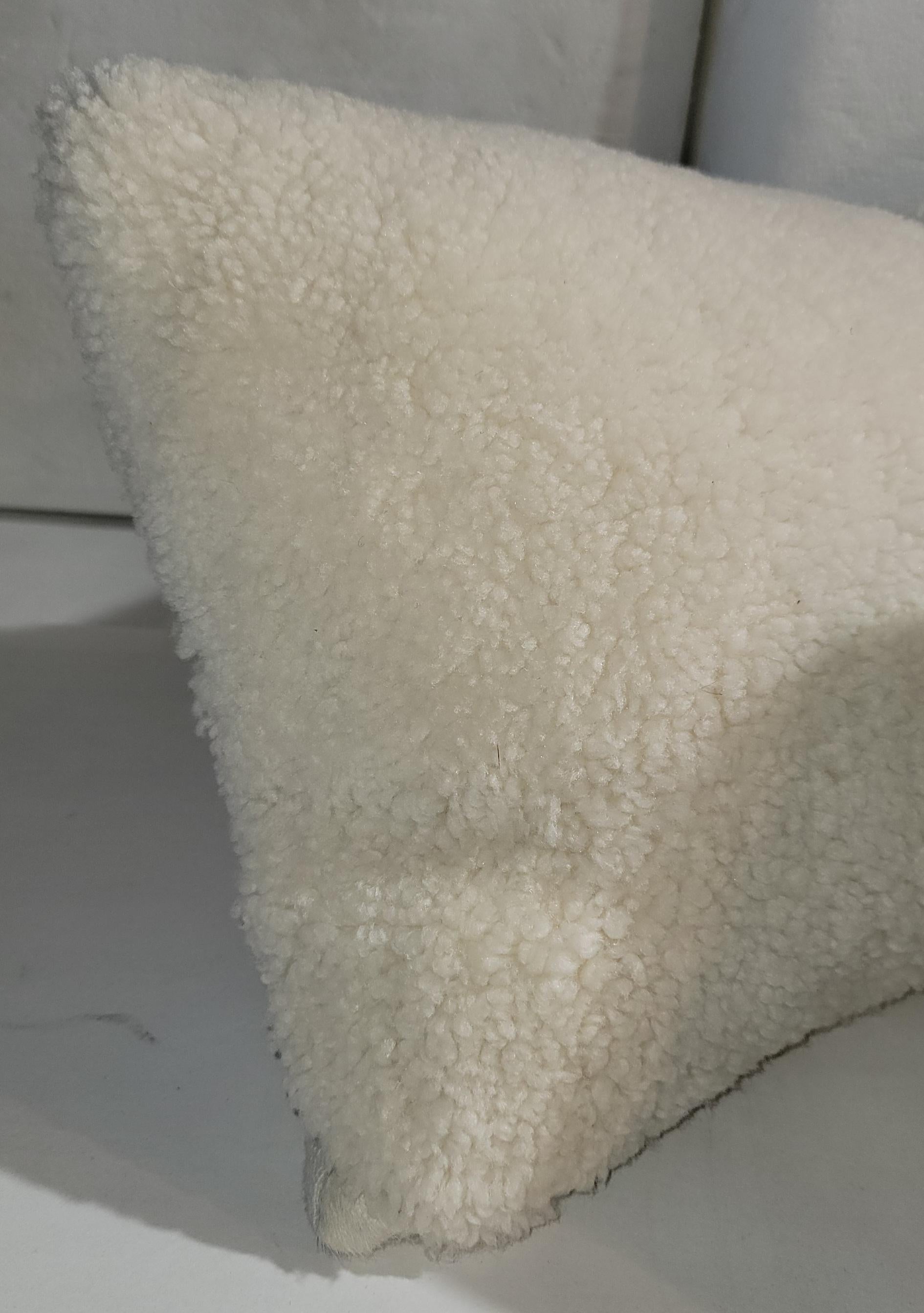 XX secolo Cuscini in pelle di pecora con supporto in lino homepun -3 in vendita