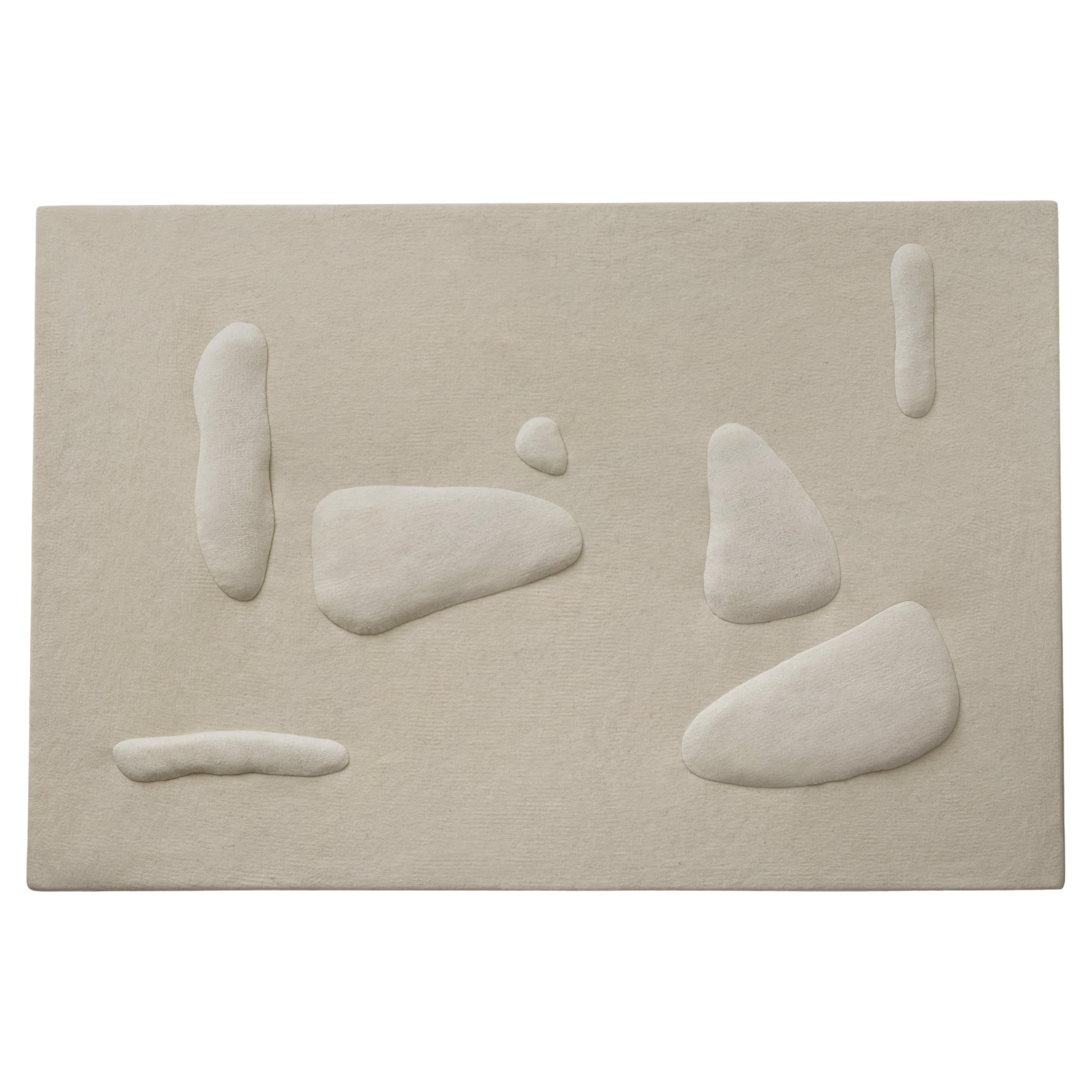 Arazzo Sheep disegnato da Studio Ahead. 

L'arazzo è realizzato con feltro di lana merino crema personalizzato proveniente da pecore della California settentrionale. Le forme fluide si ispirano alle linee lisce delle pietre e dei pezzi di legno