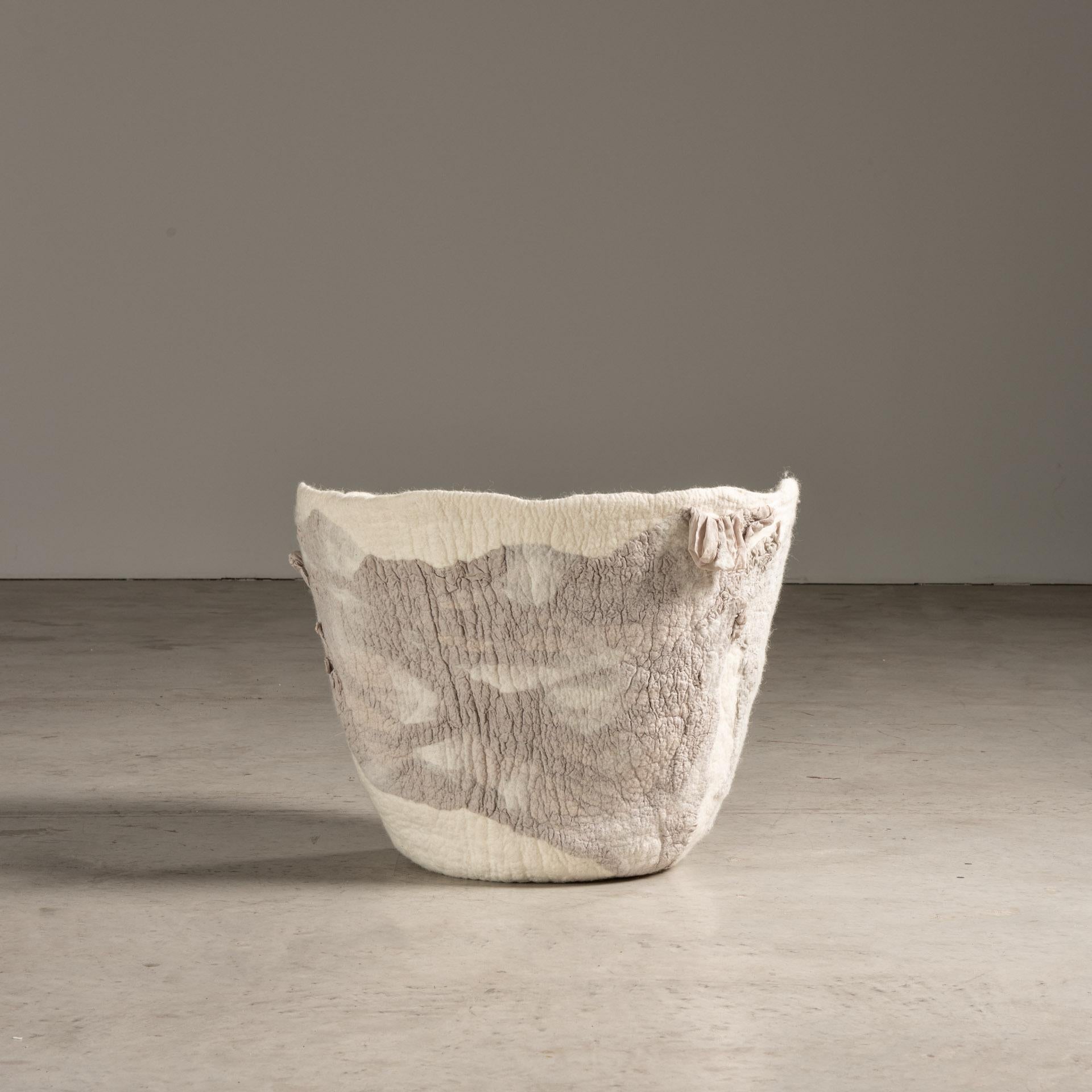 Ce grand panier d'Inês Schertel est un bel exemple de design moderne contemporain brésilien, qui met l'accent sur les formes organiques et l'utilisation de matériaux naturels. Schertel, réputée pour son travail avec la laine de mouton, emploie des