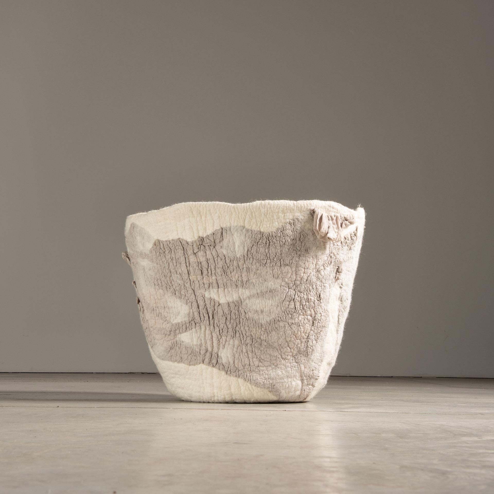 Moderne Panier en laine de mouton par Inês Schertel, design contemporain brésilien en vente