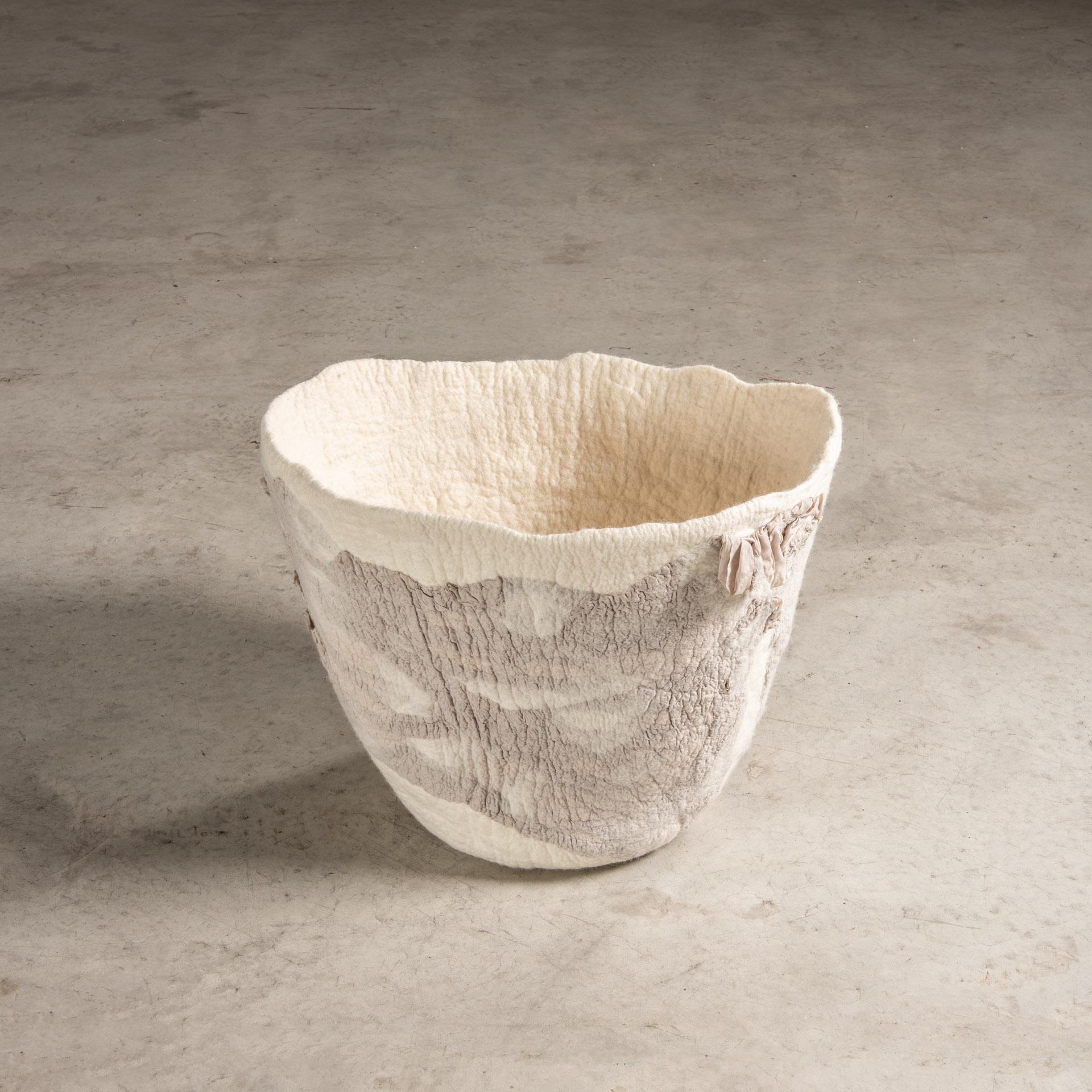 Sud-américain Panier en laine de mouton par Inês Schertel, design contemporain brésilien en vente