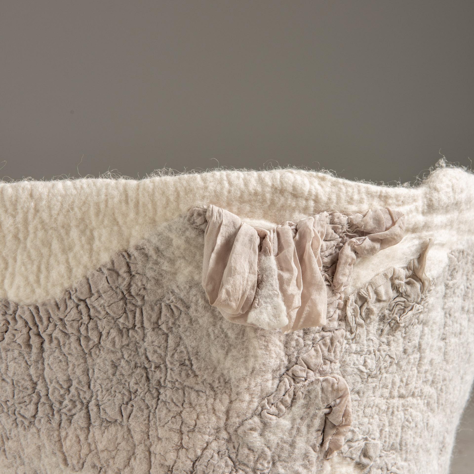 Panier en laine de mouton par Inês Schertel, design contemporain brésilien Neuf - En vente à Sao Paulo, SP