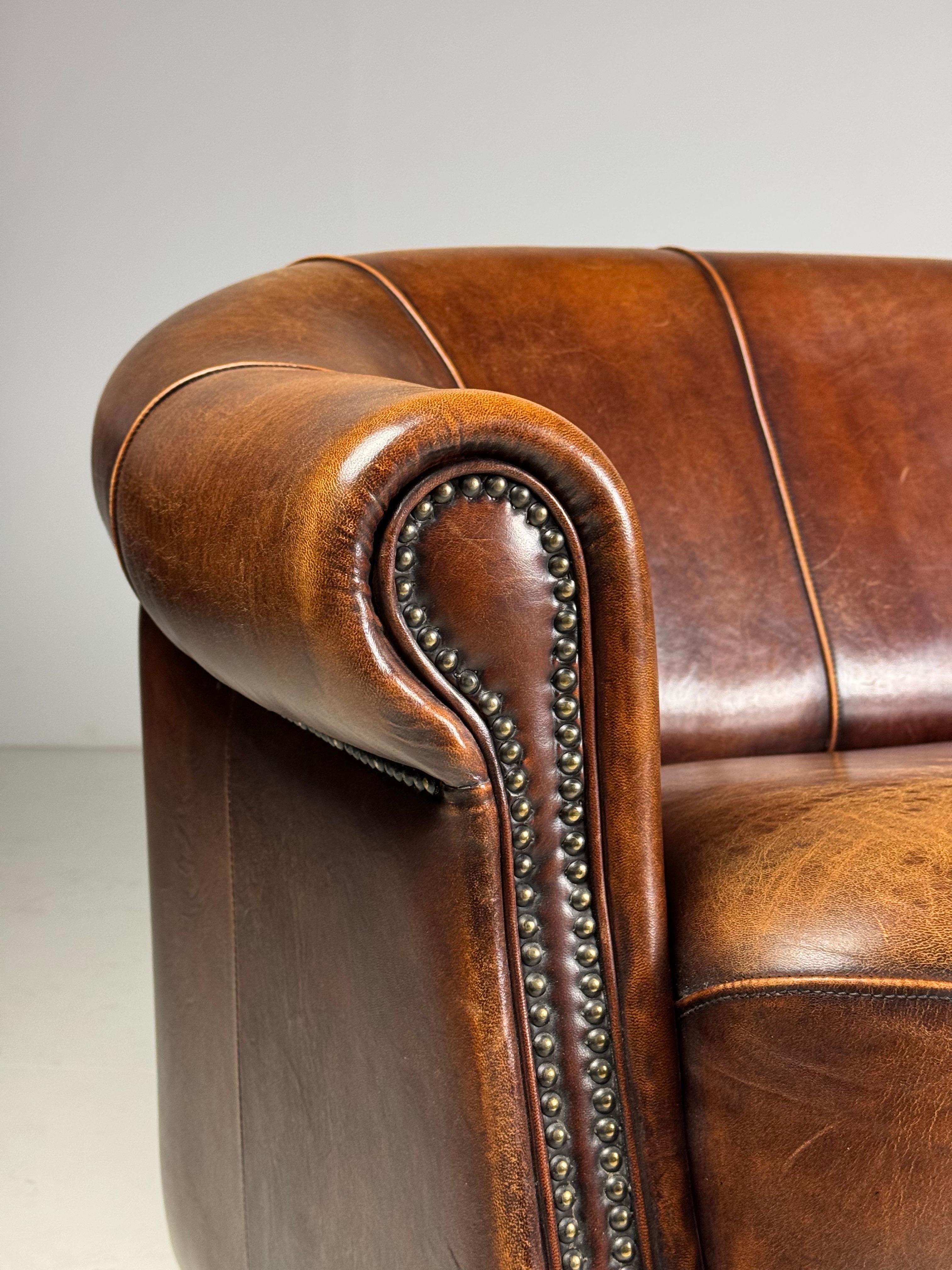 Sheepskin leather 2-seater sofa / couch. From the Dutch brand Joris. In very good condition, great colour and patina.

Dimensions: 167L x 78H x 80D