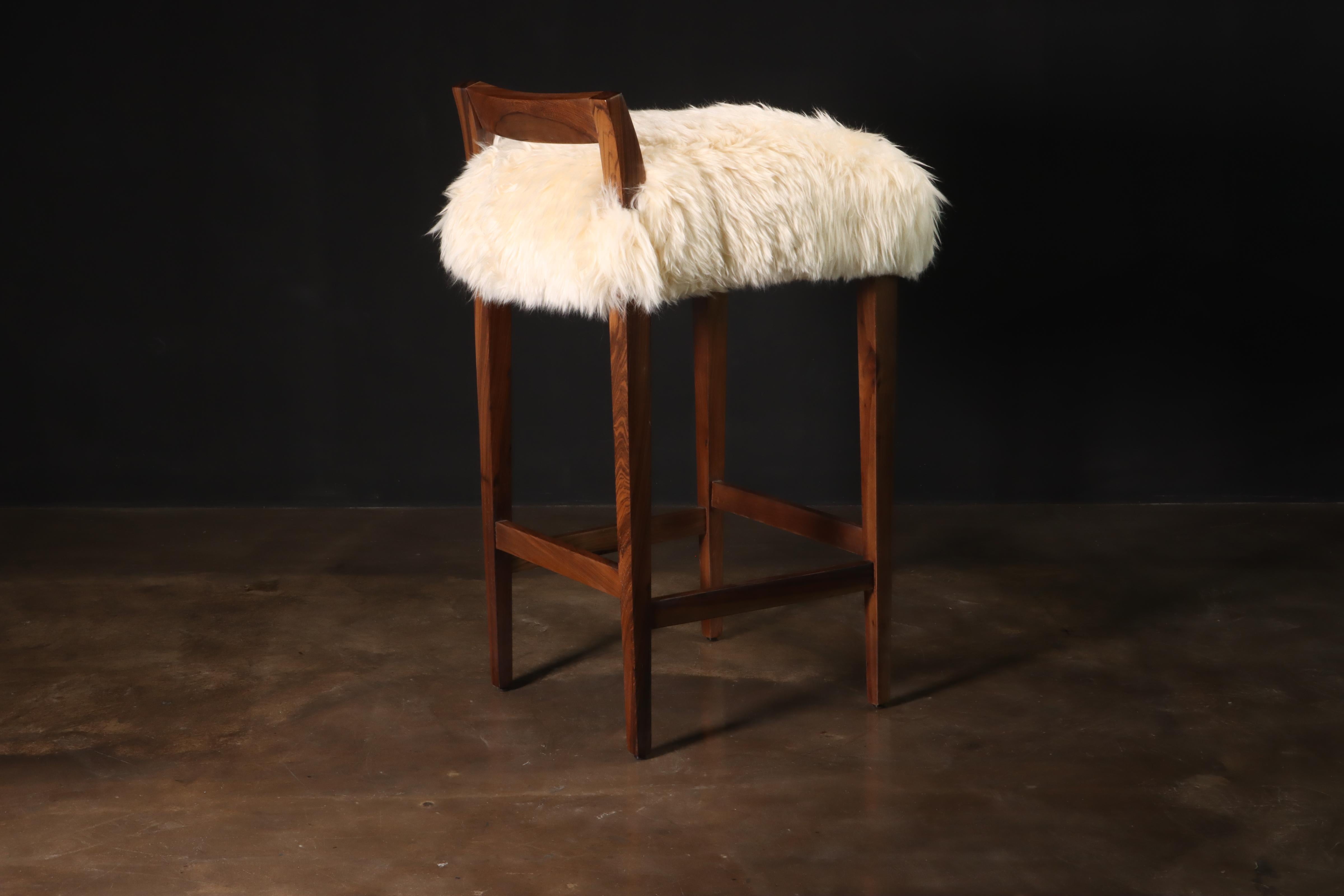 Moderne Tabouret contemporain à dossier bas en peau de mouton et bois exotique de Costantini, Umberto en vente