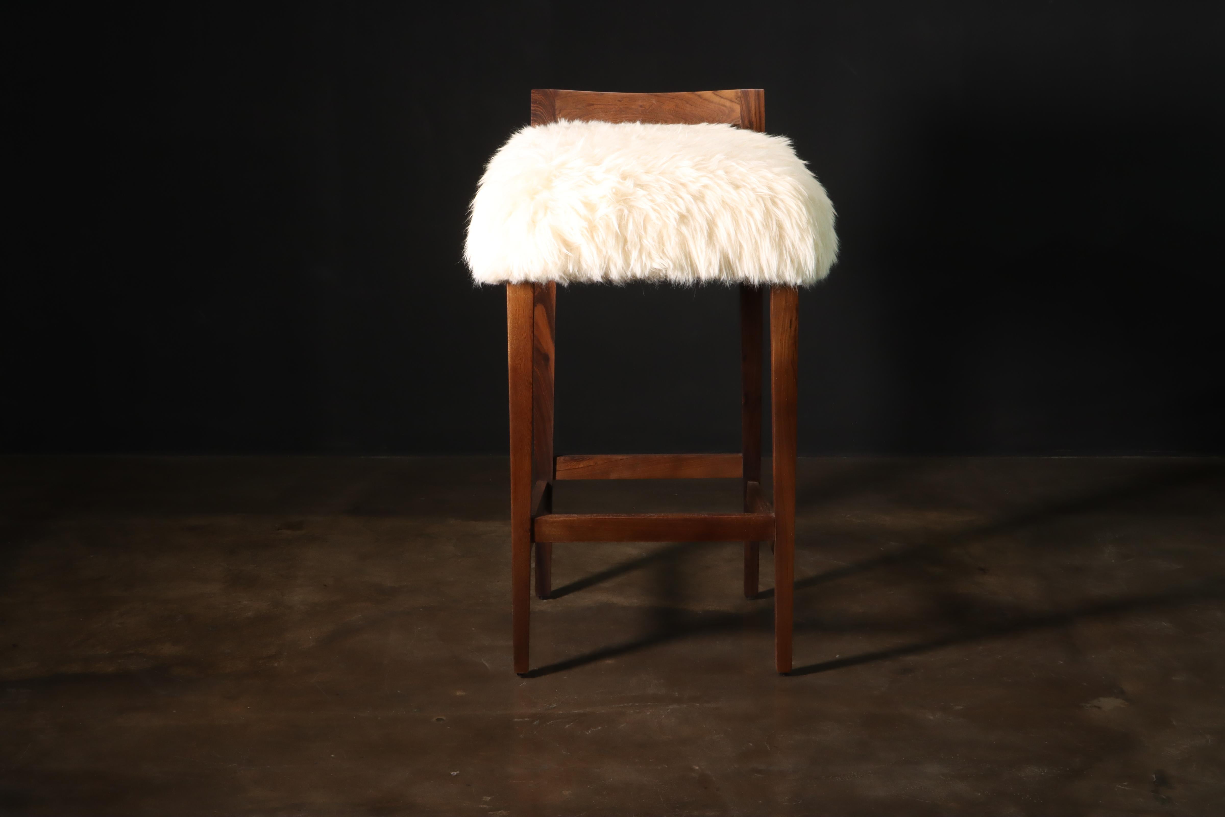 Tabouret contemporain à dossier bas en peau de mouton et bois exotique de Costantini, Umberto Neuf - En vente à New York, NY