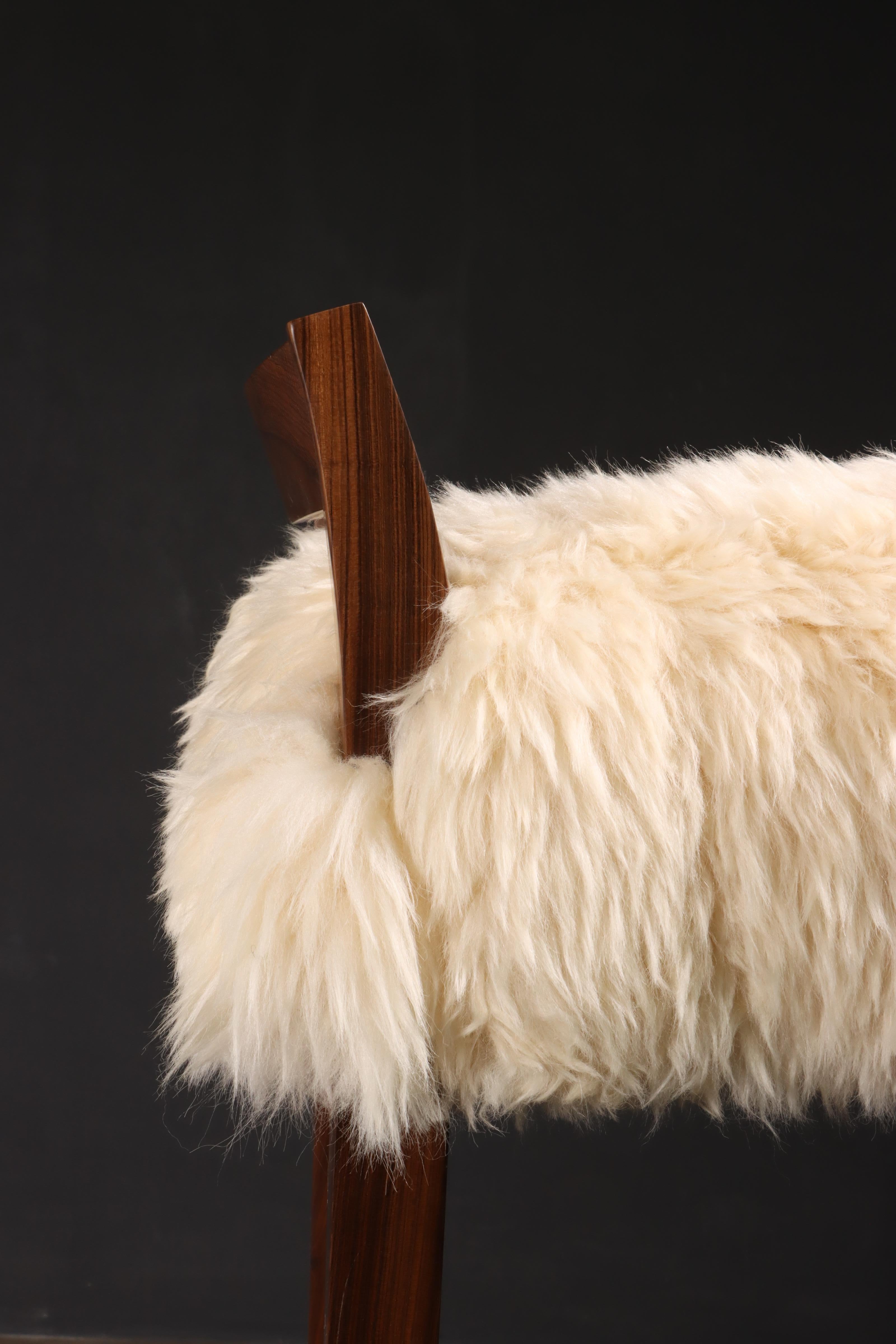 Cuir Tabouret contemporain à dossier bas en peau de mouton et bois exotique de Costantini, Umberto en vente
