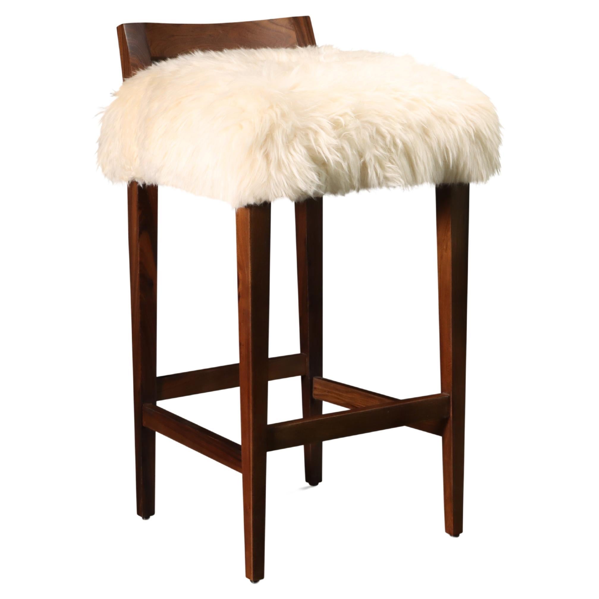 Tabouret contemporain à dossier bas en peau de mouton et bois exotique de Costantini, Umberto en vente