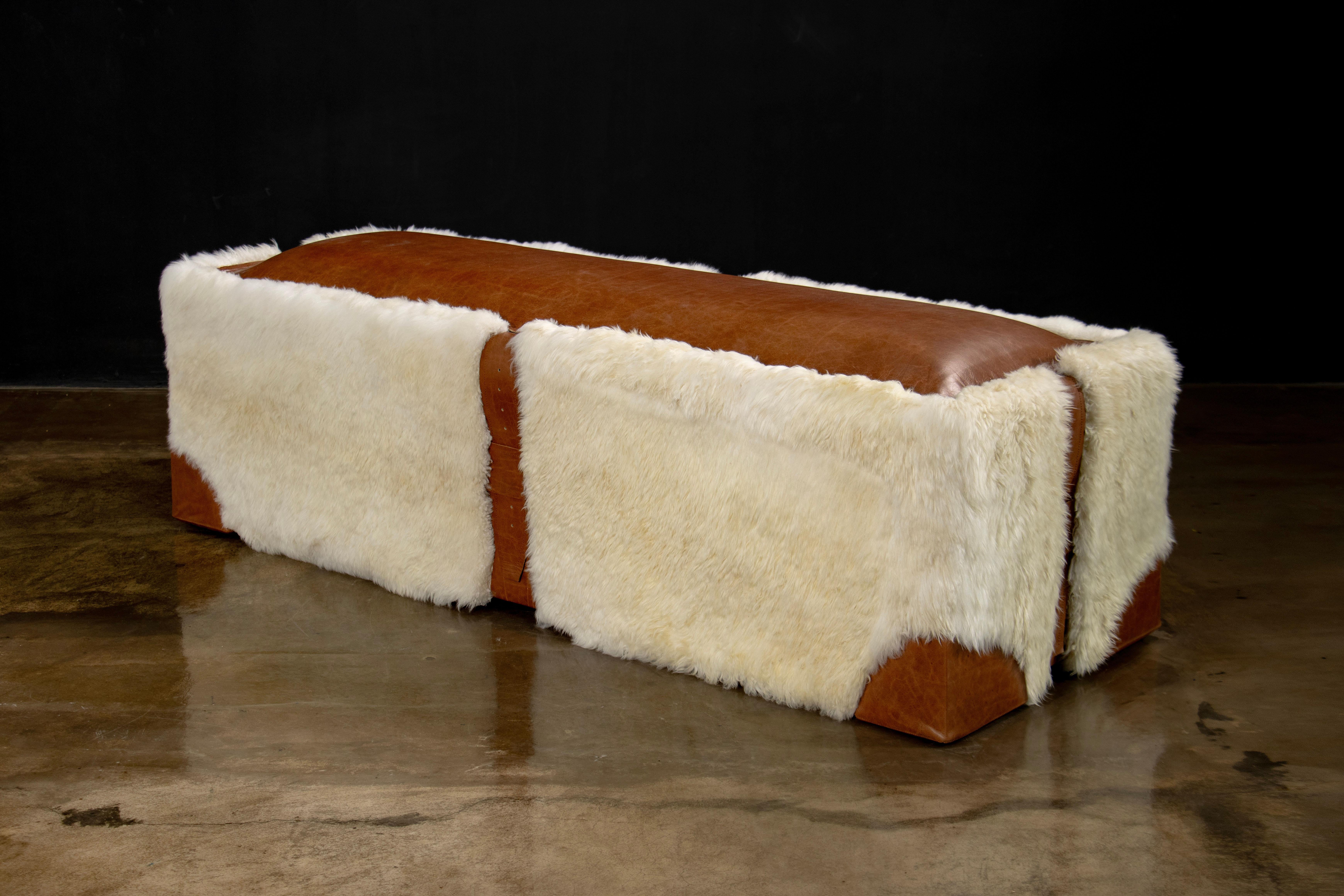 El Ovino incorpora auténtica piel de oveja patagónica y cuero argentino con detalle de cinturón para crear una combinación suave y blanda para este banco personalizable. Elige entre pieles de varios colores, tamaños y formas.