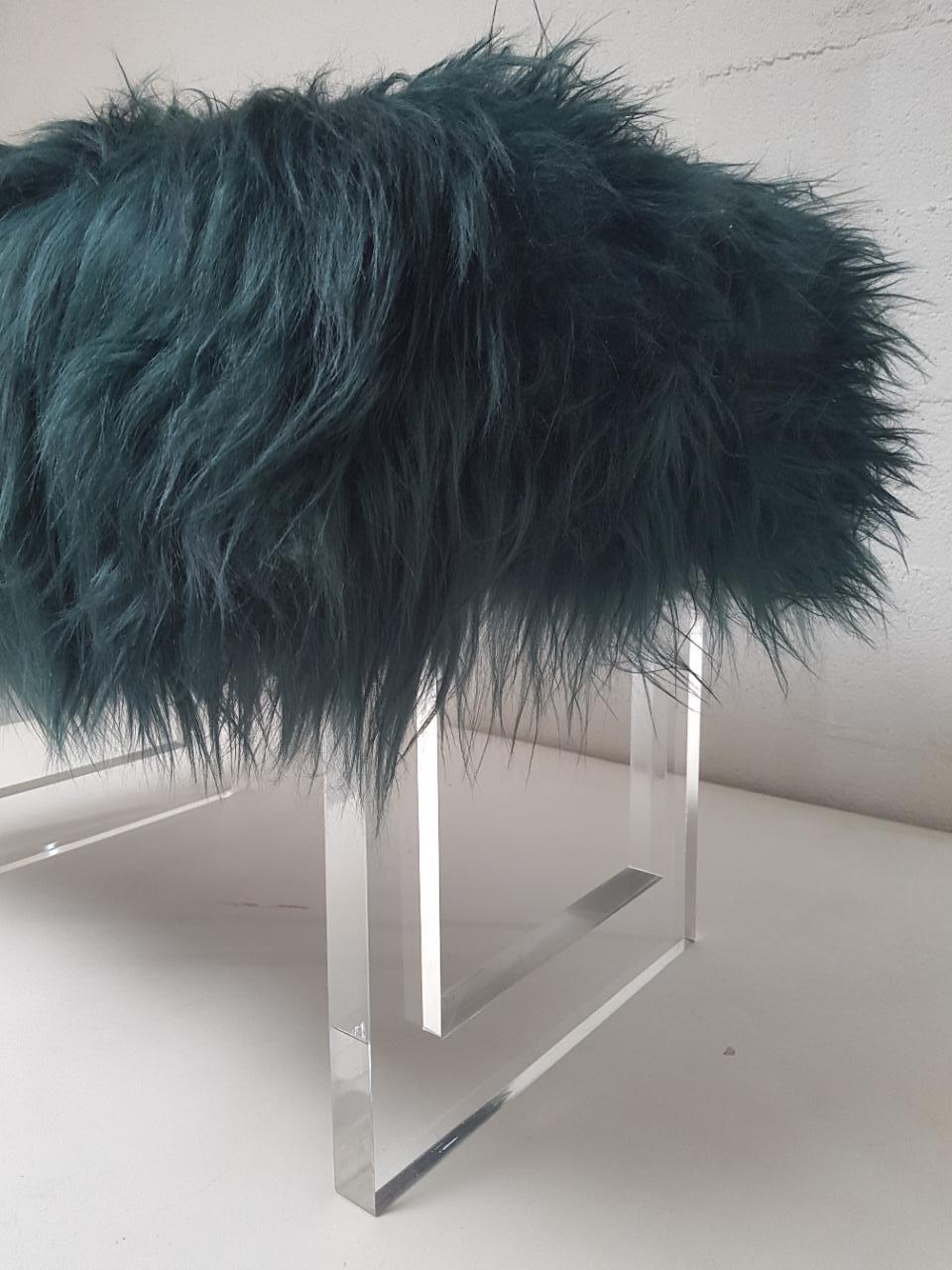 Soft and luxurious sheepskin bench.
Dyed bottle green sheepksin long hairs.
Available in a large range of colors.