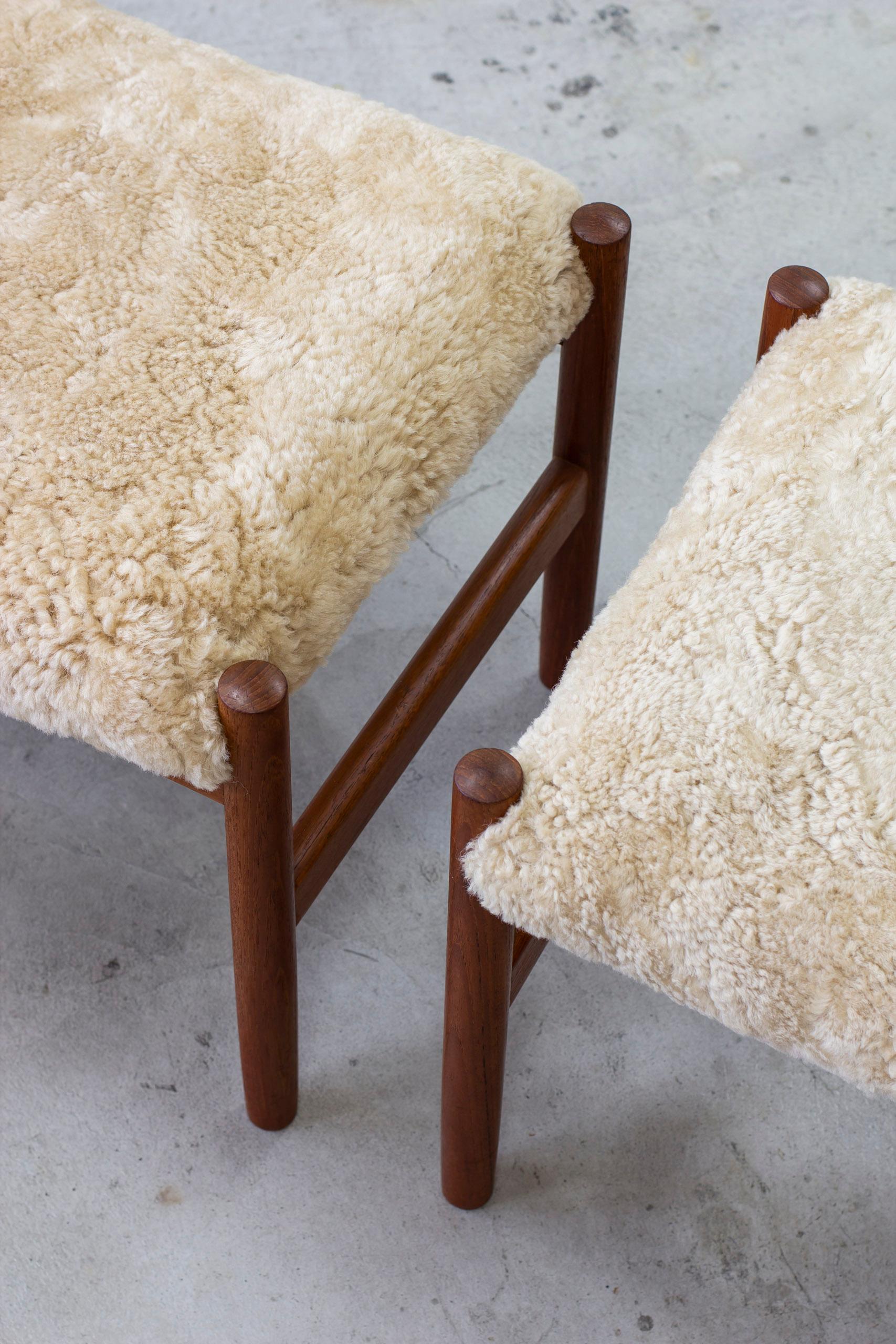 Sheepskin and teak stools by Hugo Frandsen, Spøttrup, Denmark In Good Condition For Sale In Hägersten, SE