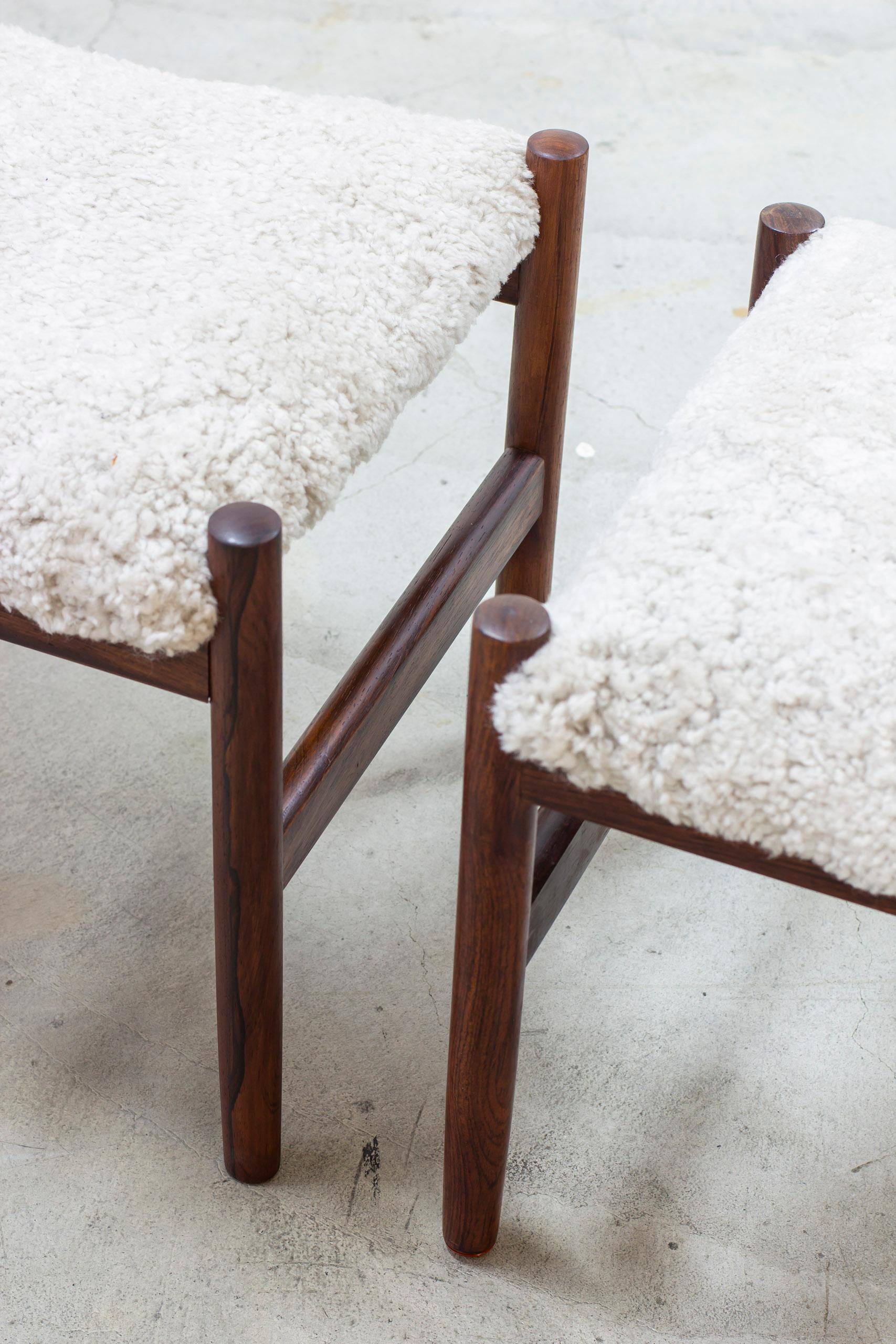 Sheepskin and walnut stools by Hugo Frandsen, Spøttrup, Denmark In Good Condition For Sale In Hägersten, SE