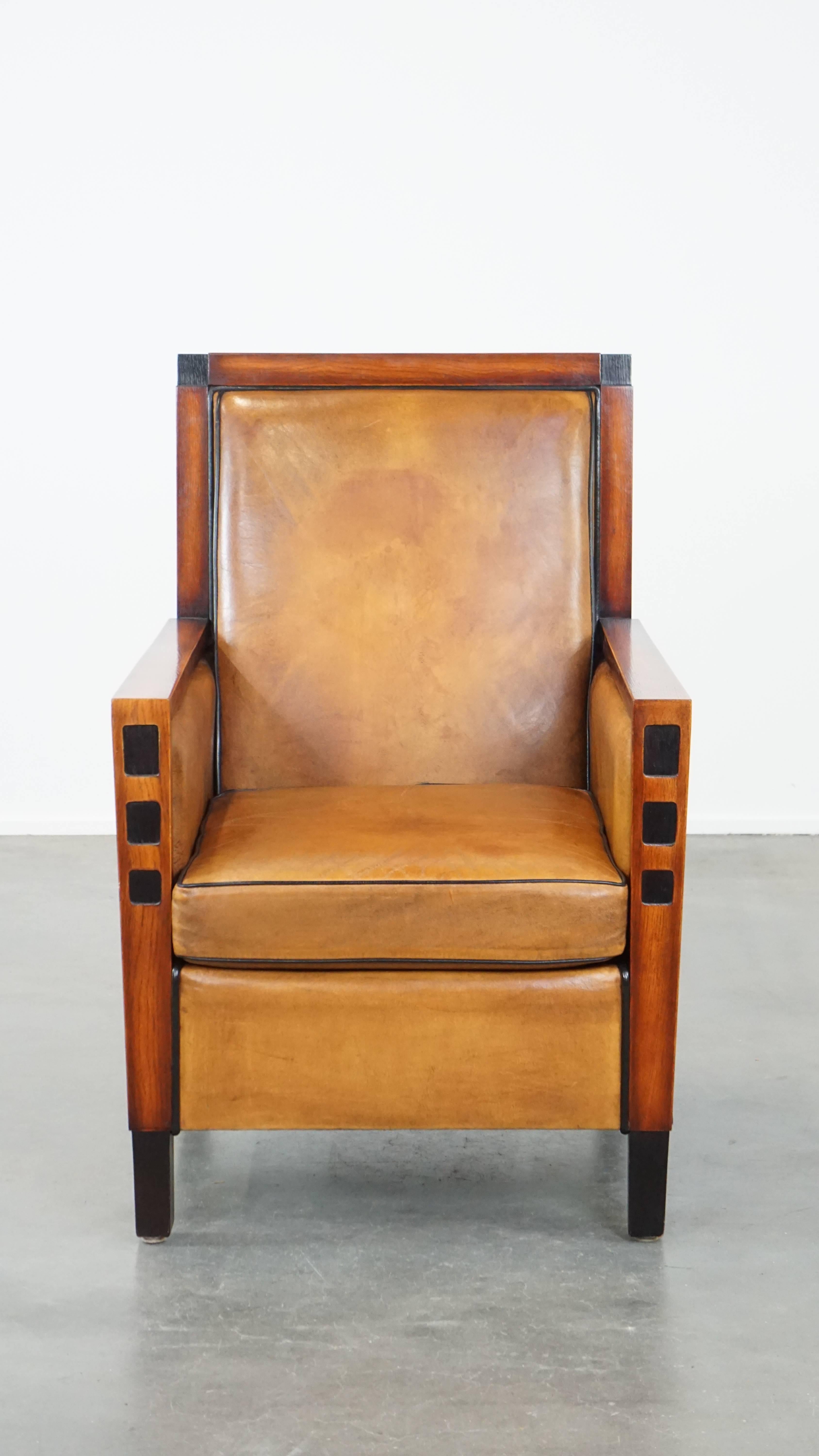 Questa fantastica poltrona in pelle di pecora, abbinata al legno, aggiunge un tocco di lusso ed eleganza senza tempo a quasi tutti gli interni. La poltrona presenta un bellissimo ed elegante design art déco con dettagli tipici e affascinanti. È