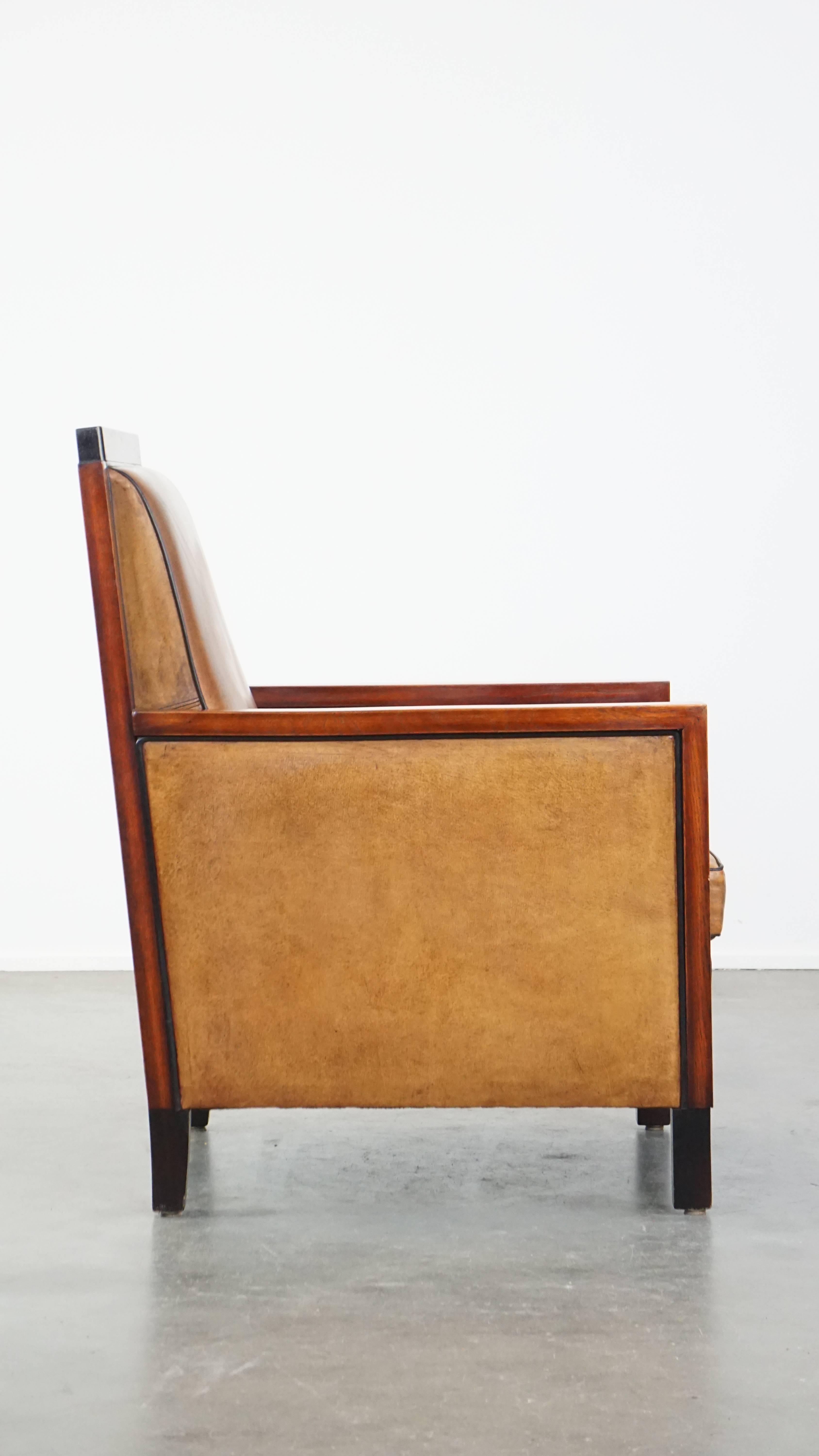 Art Déco Poltrona in pelle di pecora e legno in buone condizioni con un bellissimo design Art Deco in vendita