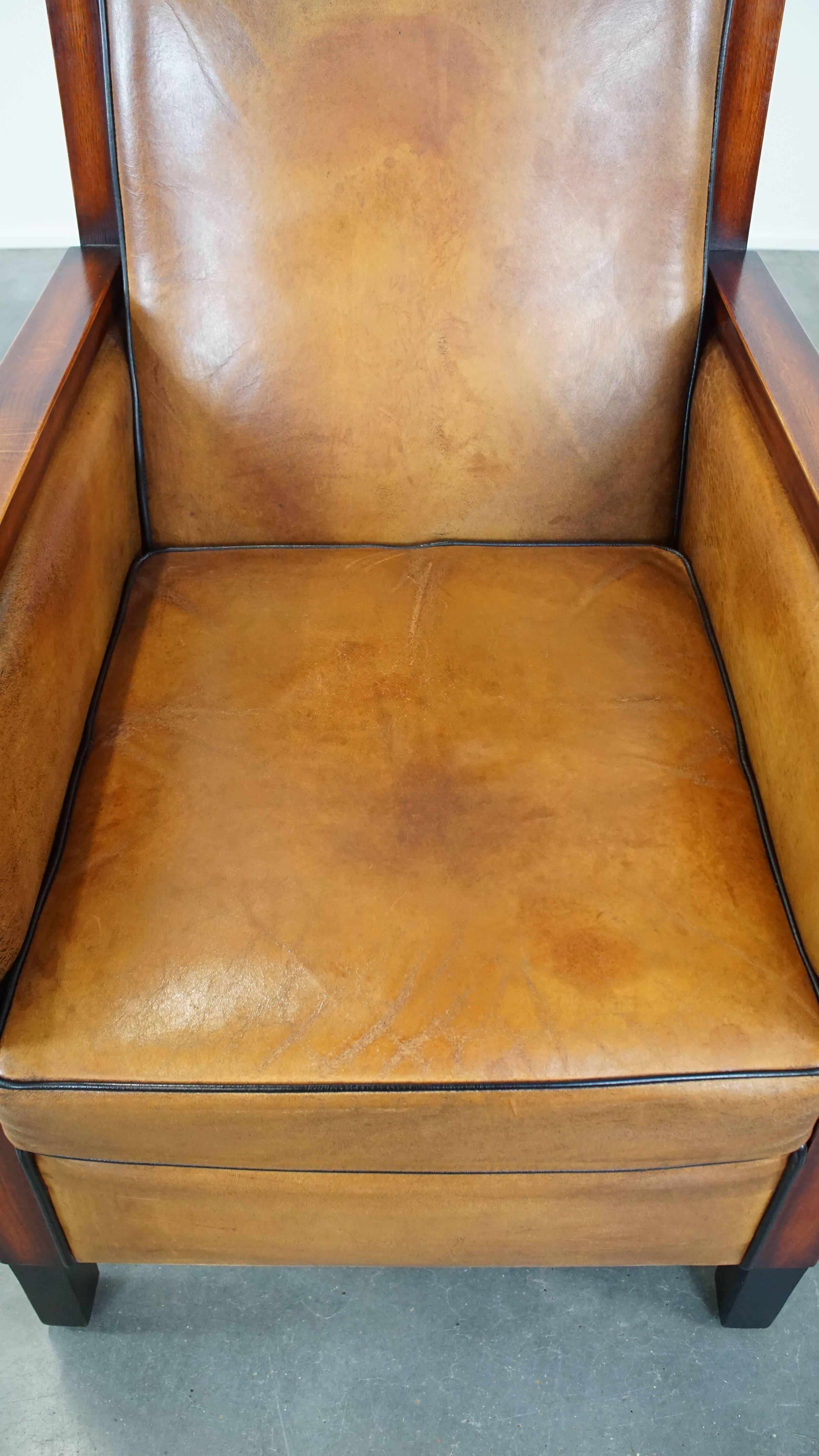 XX secolo Poltrona in pelle di pecora e legno in buone condizioni con un bellissimo design Art Deco in vendita