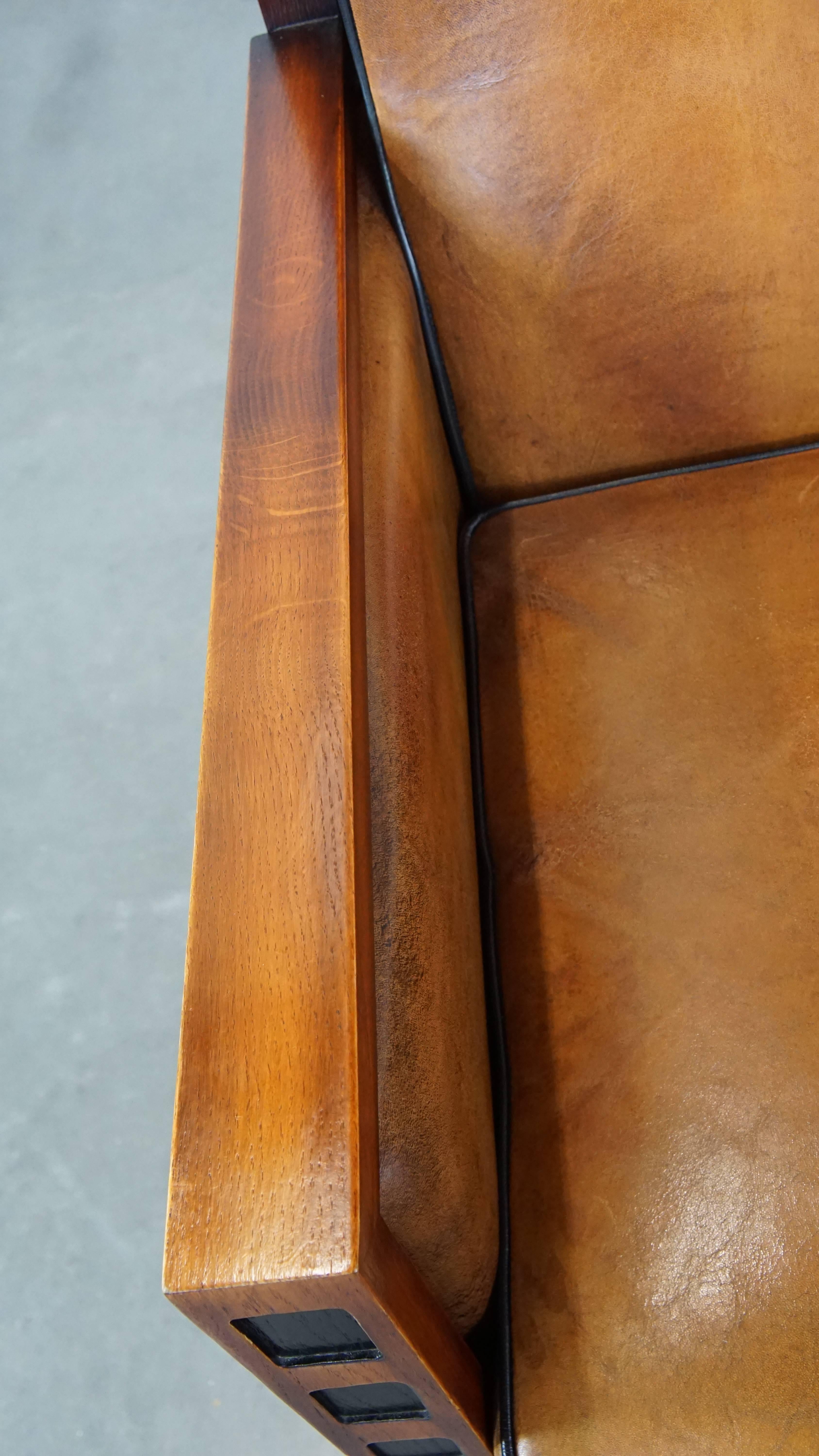 Montone Poltrona in pelle di pecora e legno in buone condizioni con un bellissimo design Art Deco in vendita