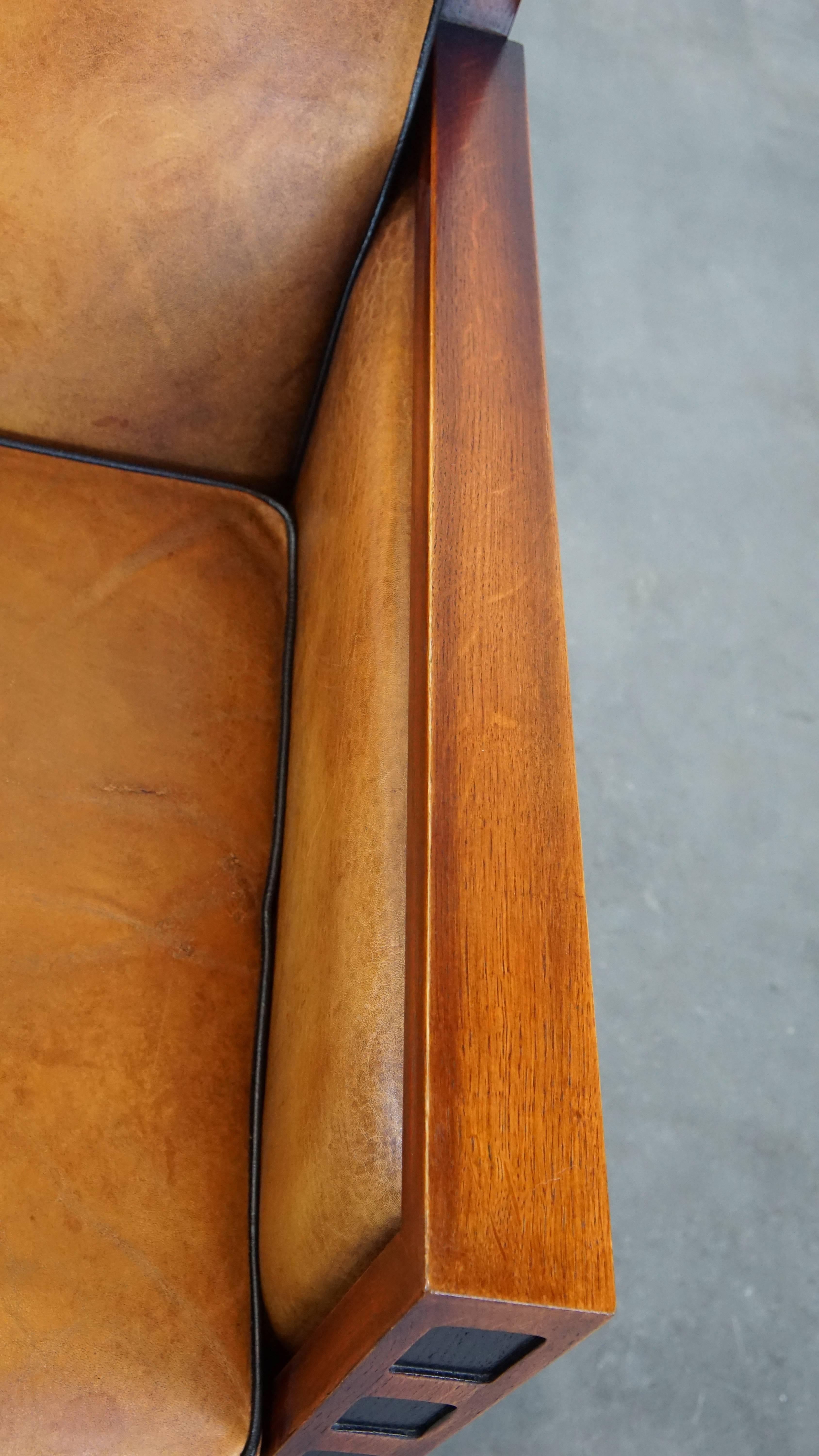 Poltrona in pelle di pecora e legno in buone condizioni con un bellissimo design Art Deco in vendita 1