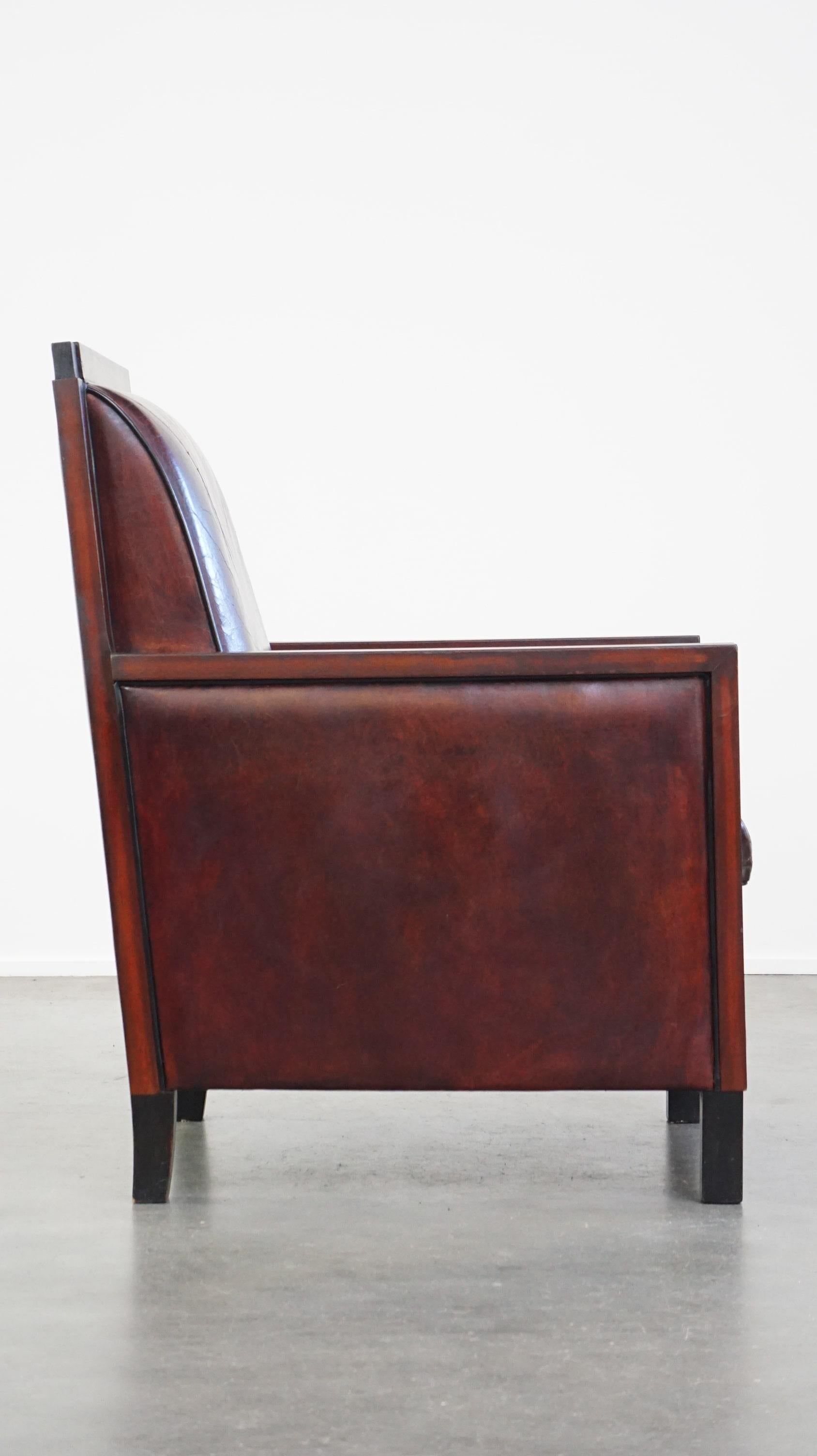 Fait main Fauteuil Art déco en peau de mouton combinée avec du bois et une belle patine. en vente