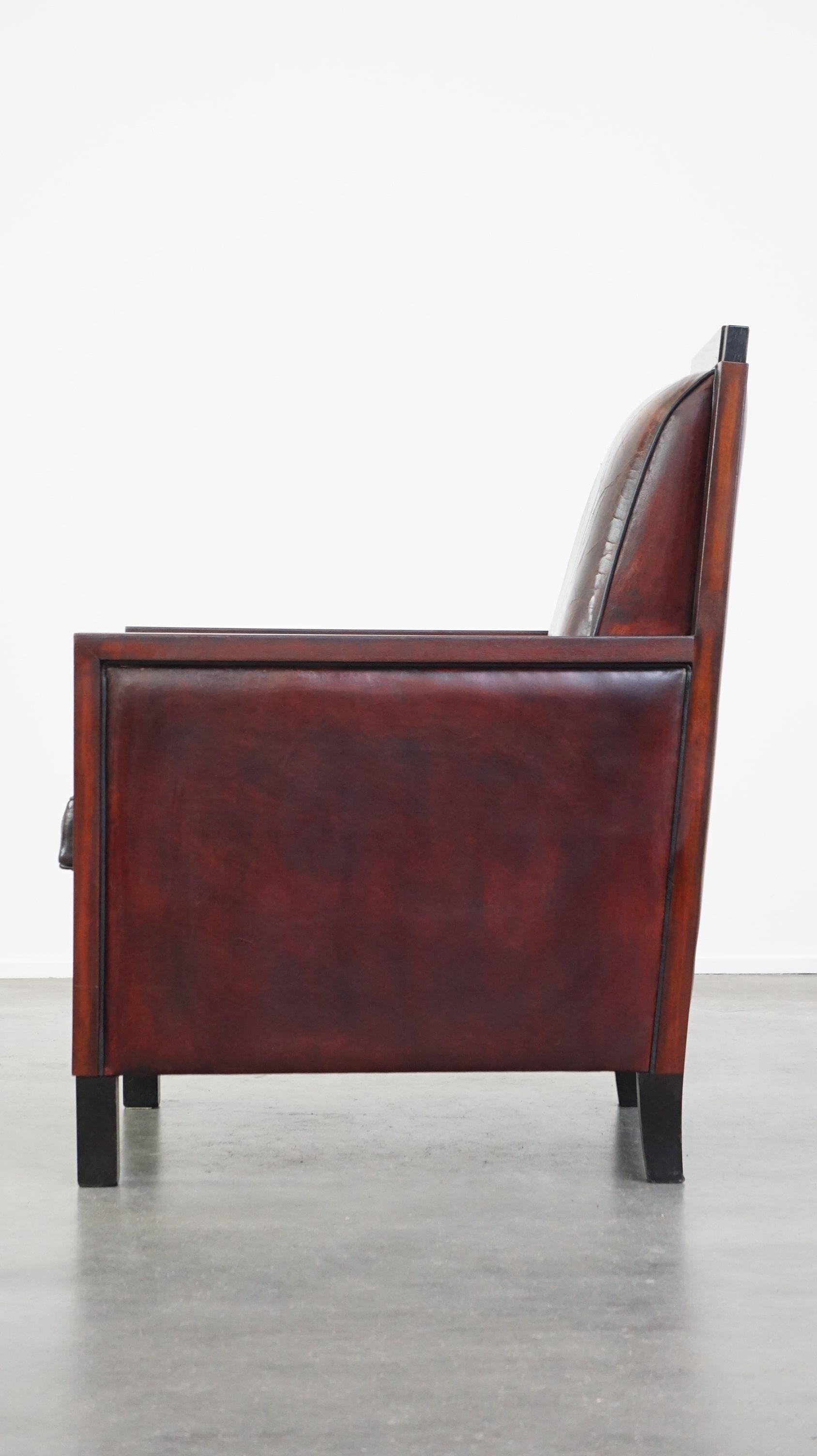 20ième siècle Fauteuil Art déco en peau de mouton combinée avec du bois et une belle patine. en vente
