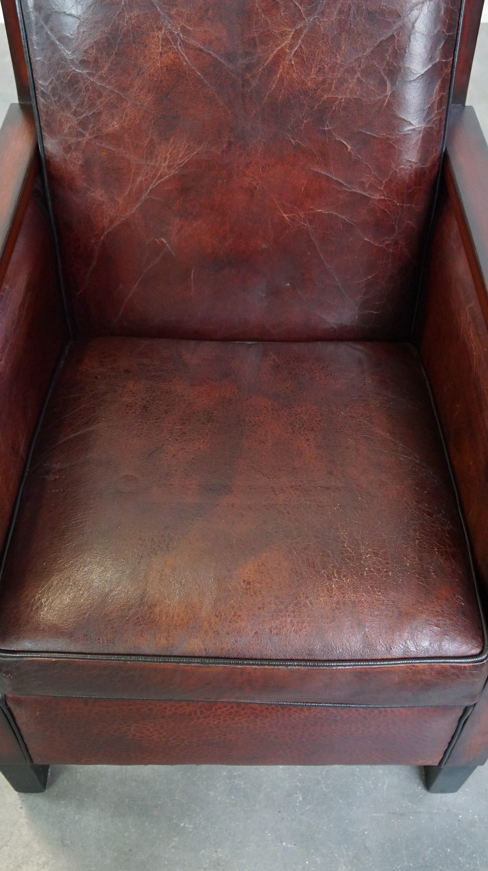 Cuir de mouton Fauteuil Art déco en peau de mouton combinée avec du bois et une belle patine. en vente