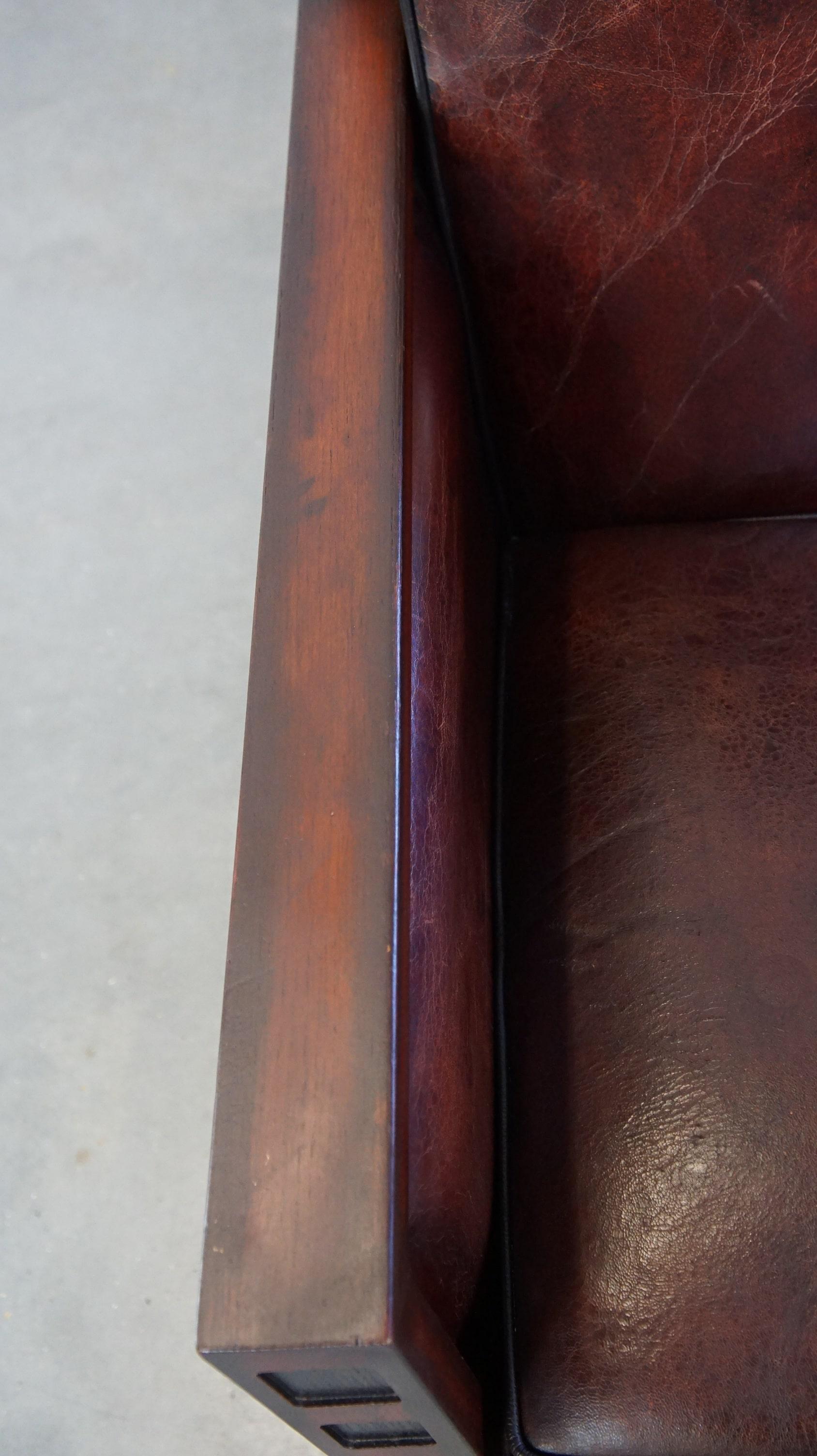 Fauteuil Art déco en peau de mouton combinée avec du bois et une belle patine. en vente 1