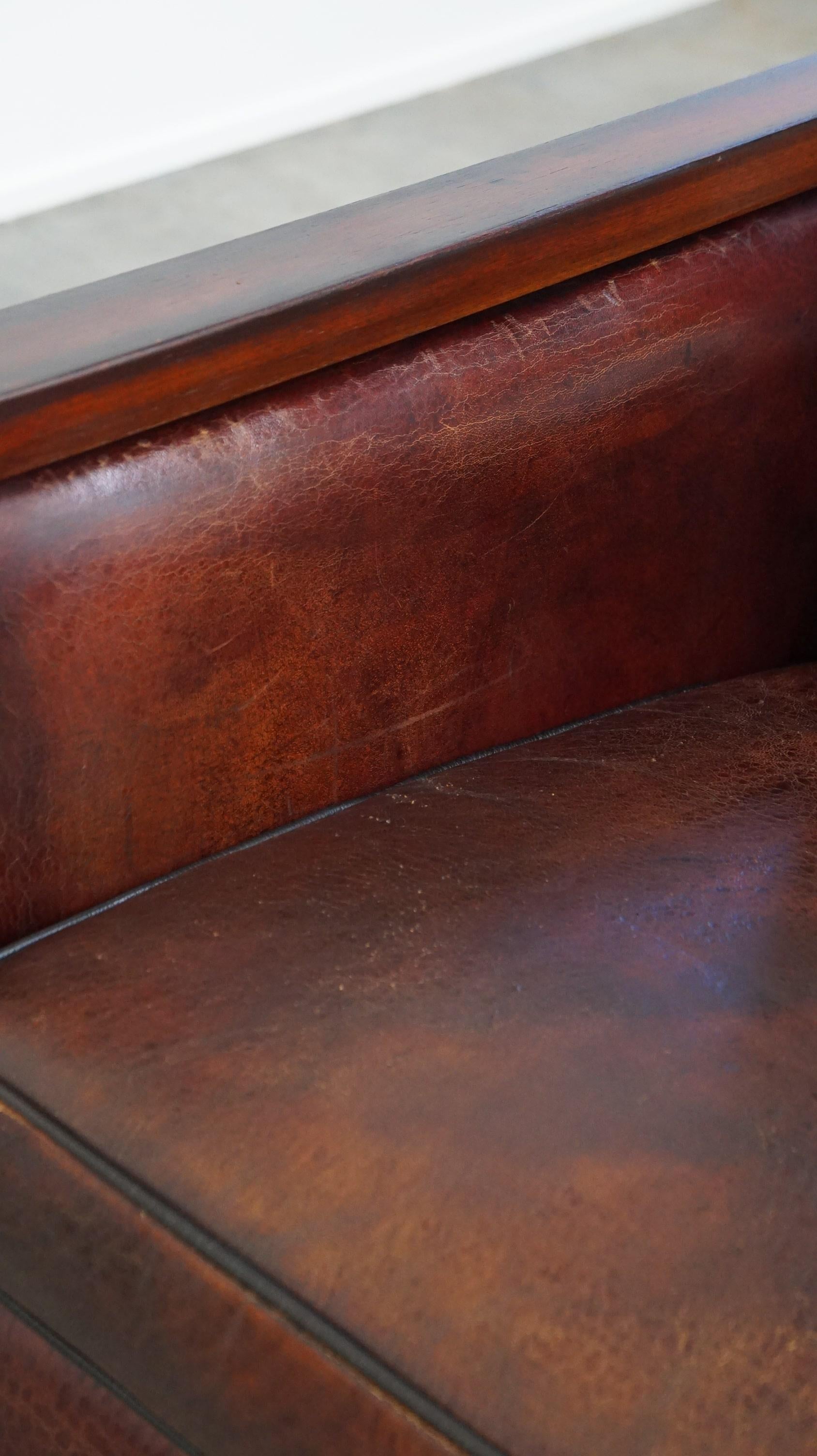 Fauteuil Art déco en peau de mouton combinée avec du bois et une belle patine. en vente 3