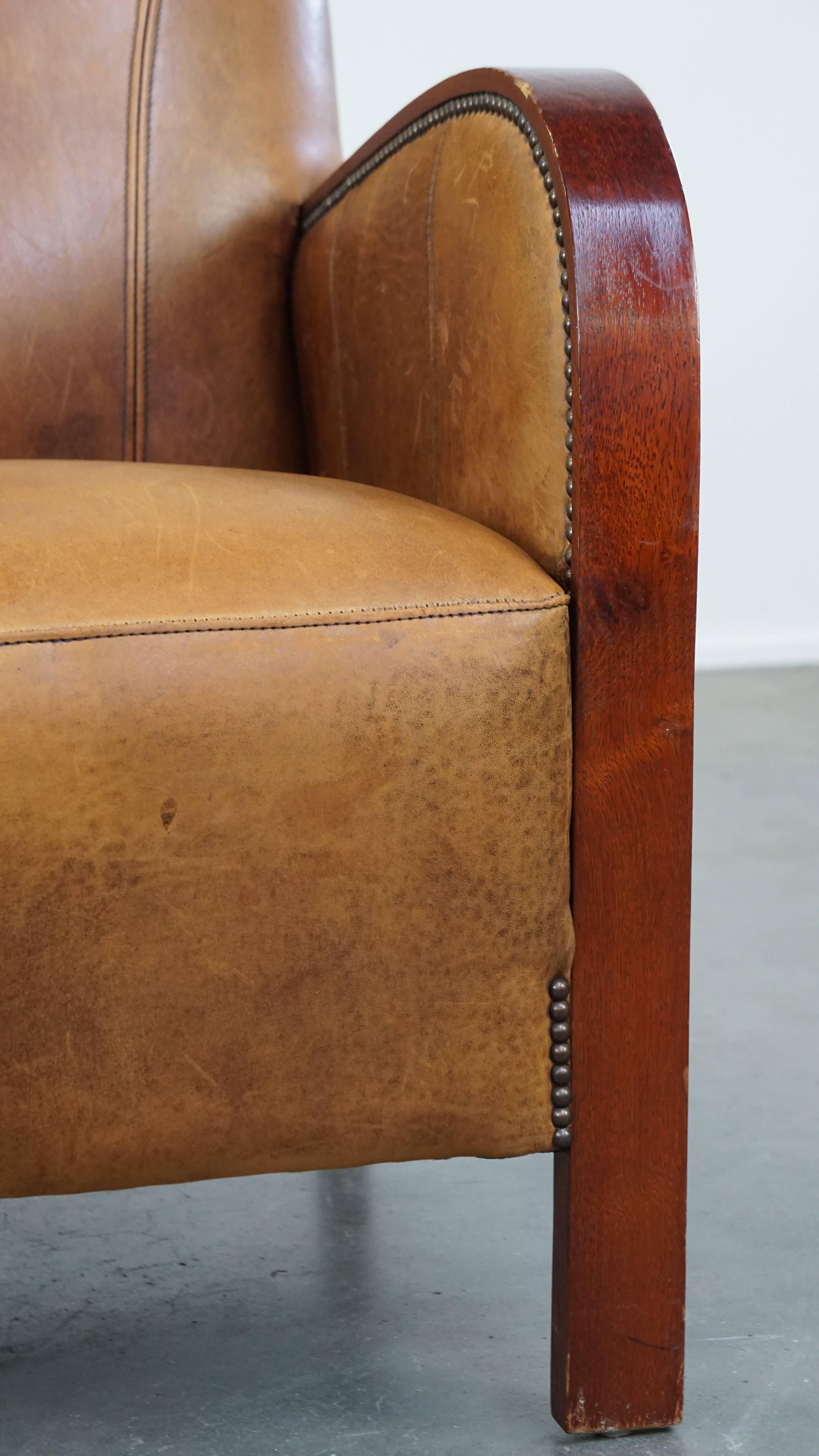 Sillón de piel de oveja de diseño Art Déco con reposabrazos de madera y cojín de asiento fijo en venta 3