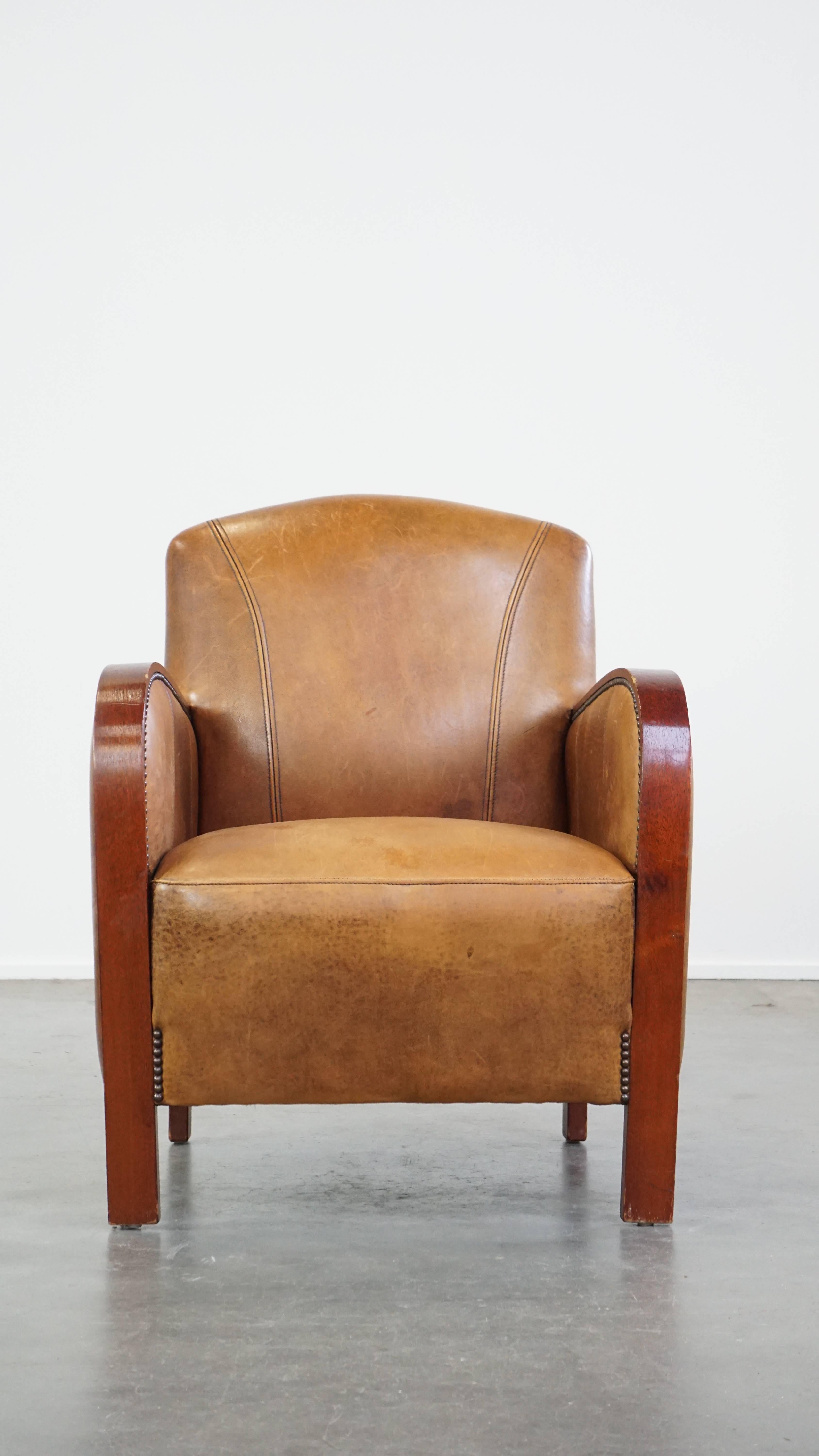 Este increíble sillón de piel de oveja rezuma estilo y lujo. Tiene un diseño encantador, reposabrazos de madera y un acabado refinado con clavos decorativos. Este sillón está equipado con un cojín de asiento fijo y ofrece una comodidad de asiento