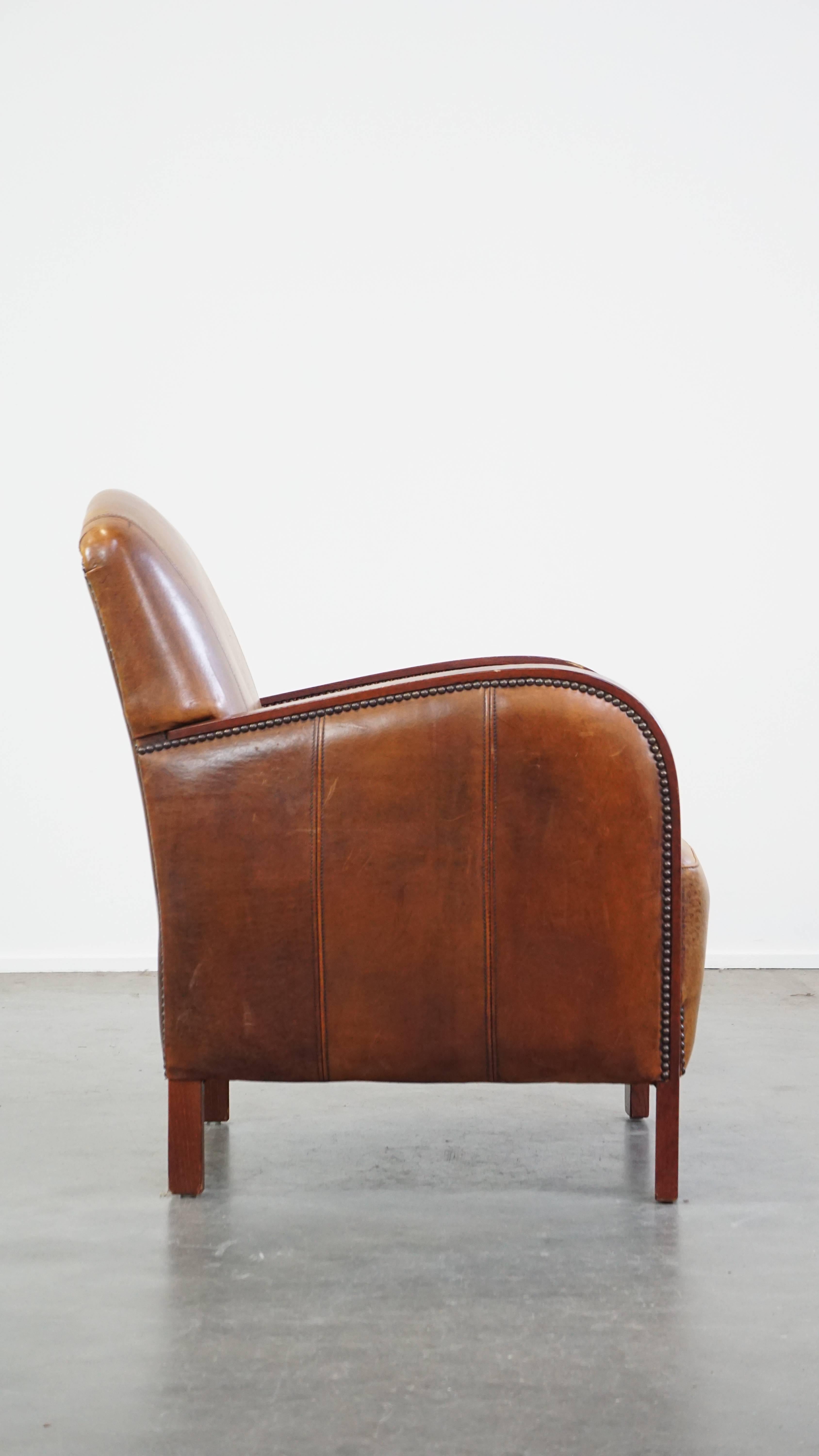 Sillón de piel de oveja de diseño Art Déco con reposabrazos de madera y cojín de asiento fijo Art Decó en venta