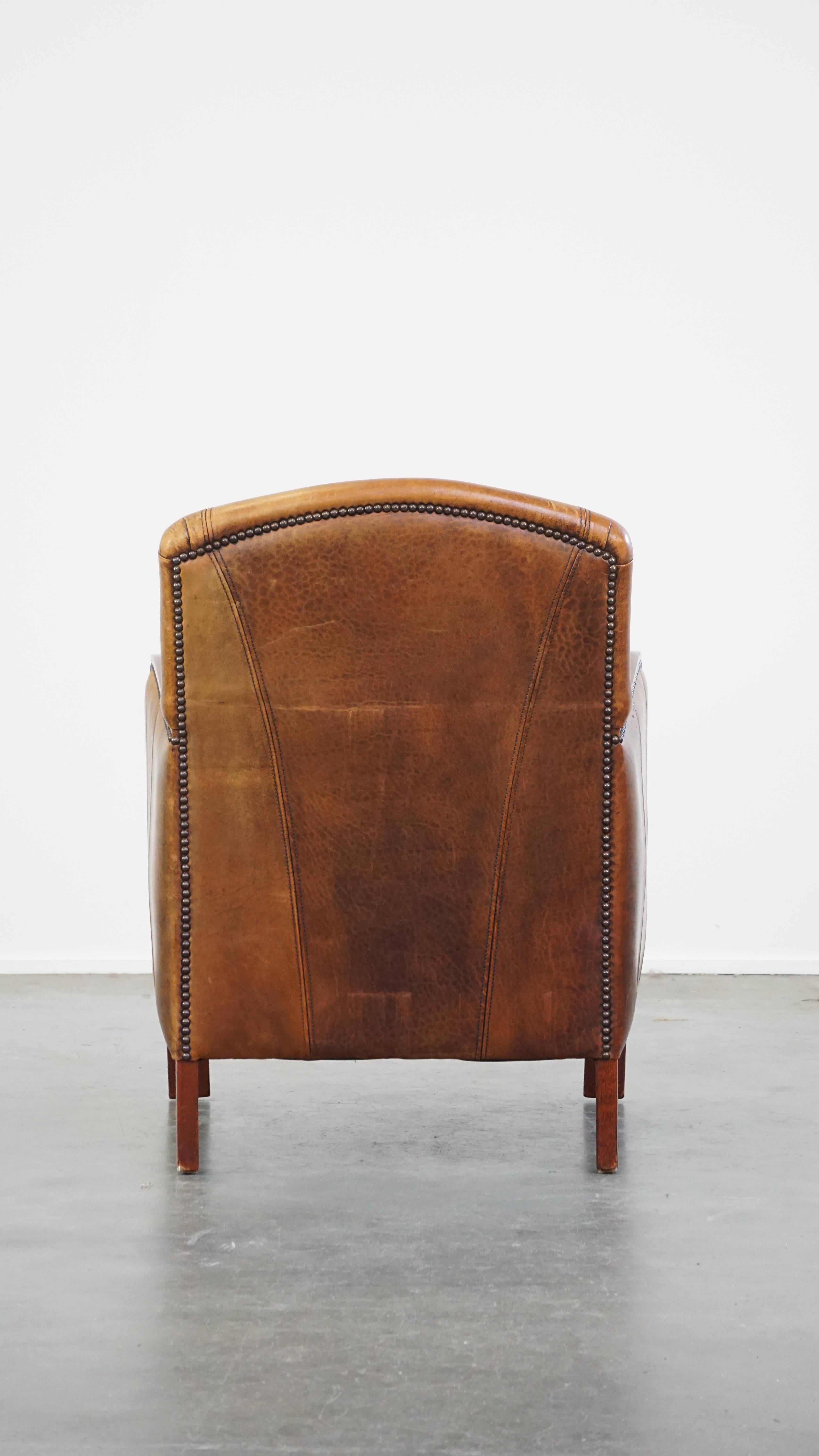 Sillón de piel de oveja de diseño Art Déco con reposabrazos de madera y cojín de asiento fijo Hecho a mano en venta