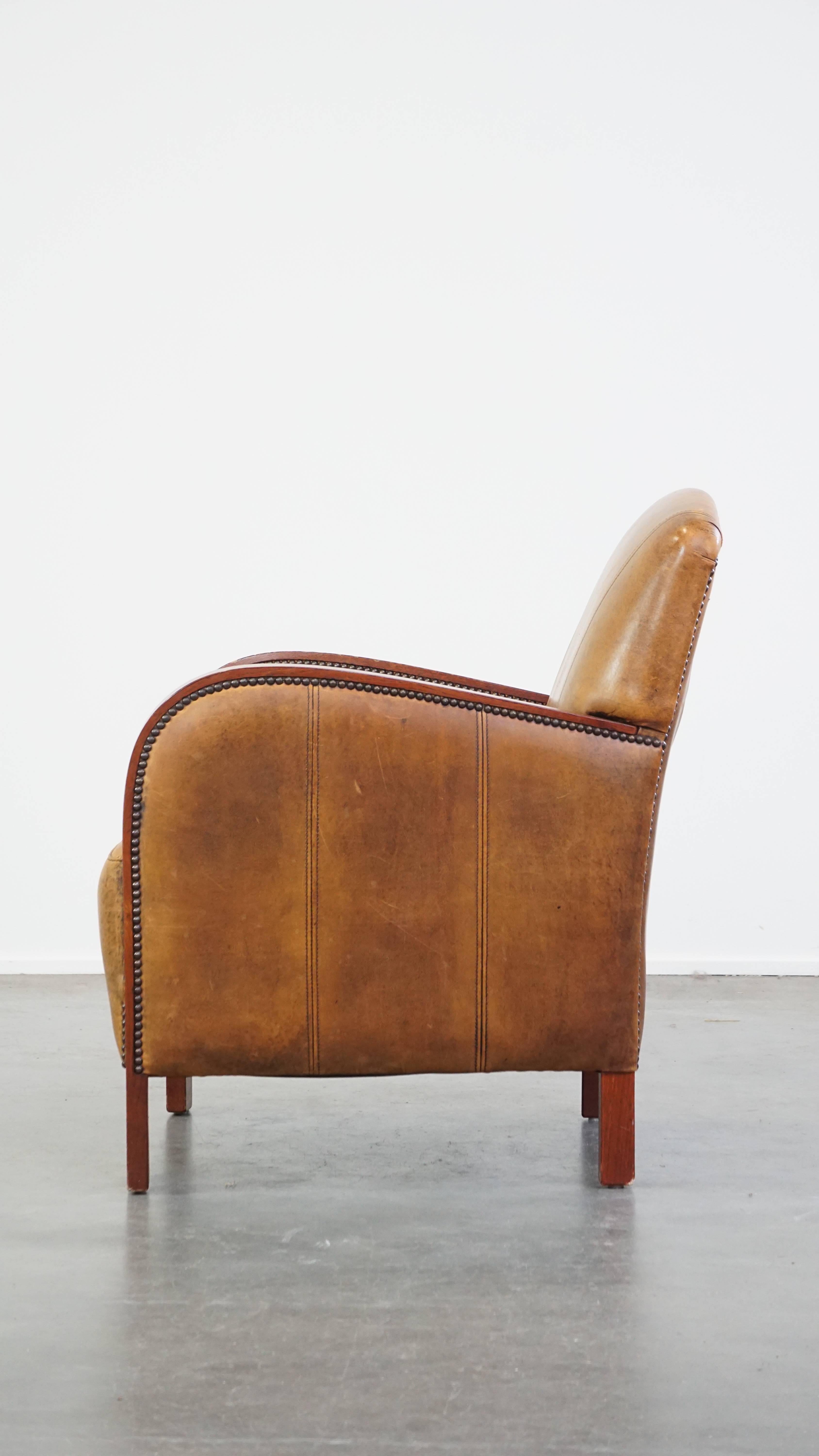 Sillón de piel de oveja de diseño Art Déco con reposabrazos de madera y cojín de asiento fijo en Bueno estado para la venta en Harderwijk, NL